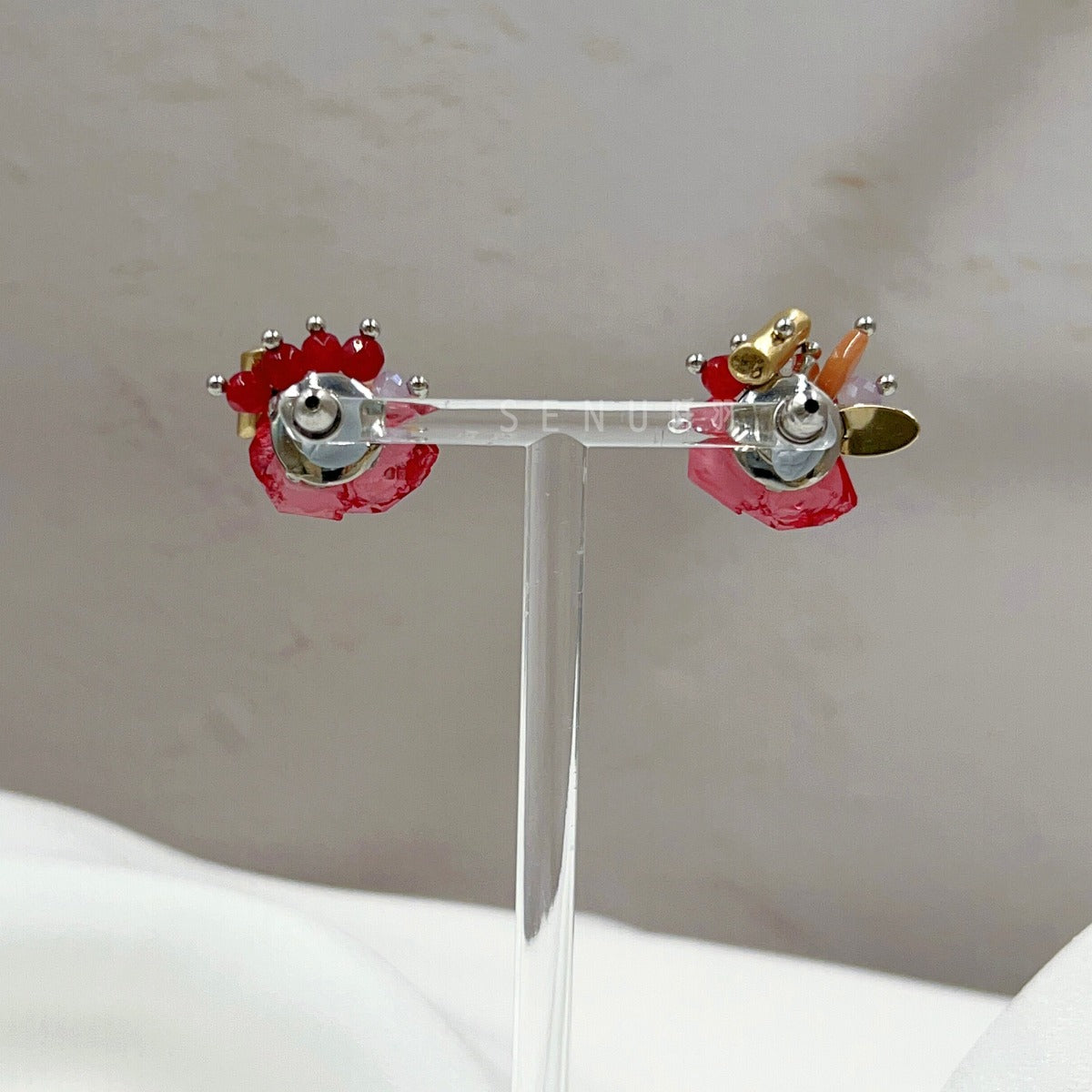 [Japanese craftsman | Japanese handmade jewelry | Beads | Earrings | Earrings] Red imitation mineral stone beaded earrings