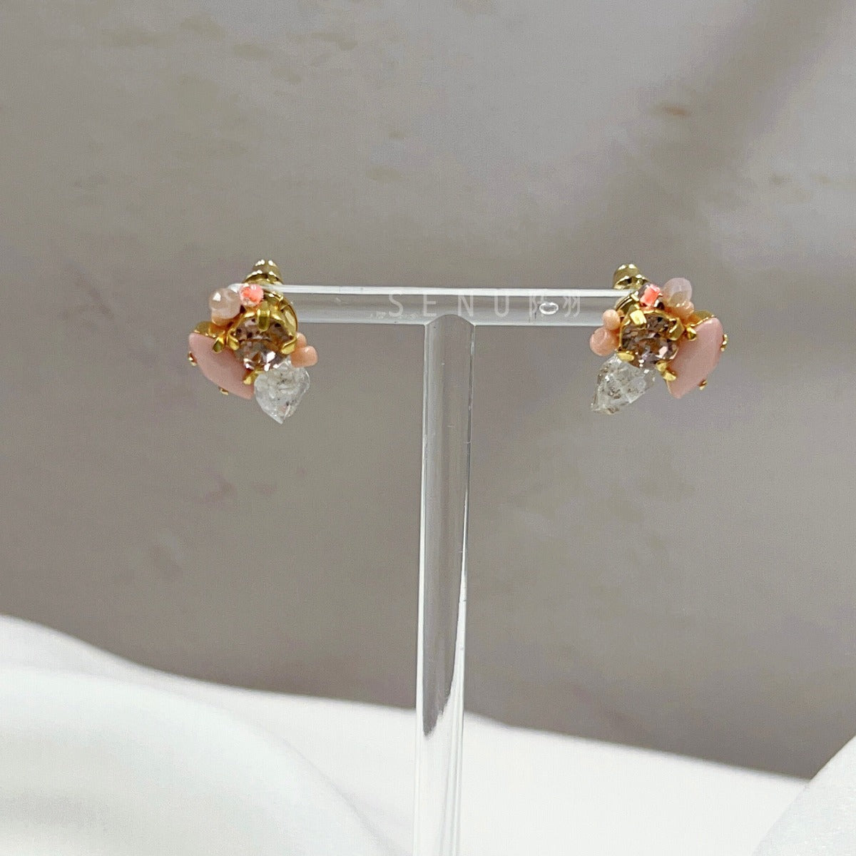[Japanese craftsman | Japanese handmade jewelry | Beads | Earrings | Earrings] Pink claw diamond beaded earrings
