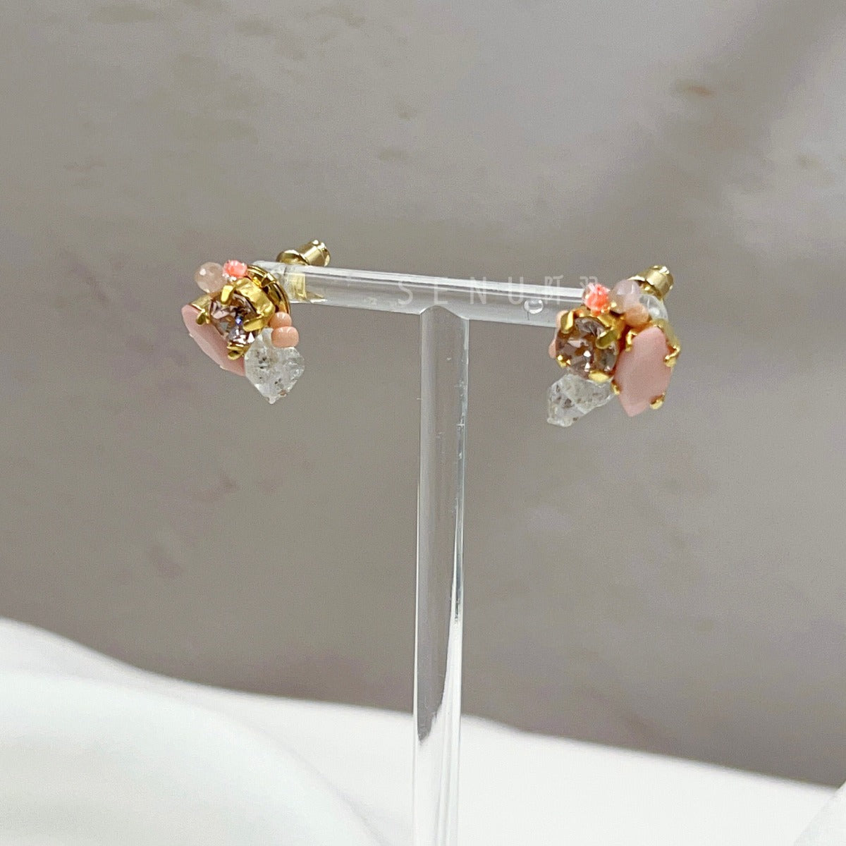 [Japanese craftsman | Japanese handmade jewelry | Beads | Earrings | Earrings] Pink claw diamond beaded earrings