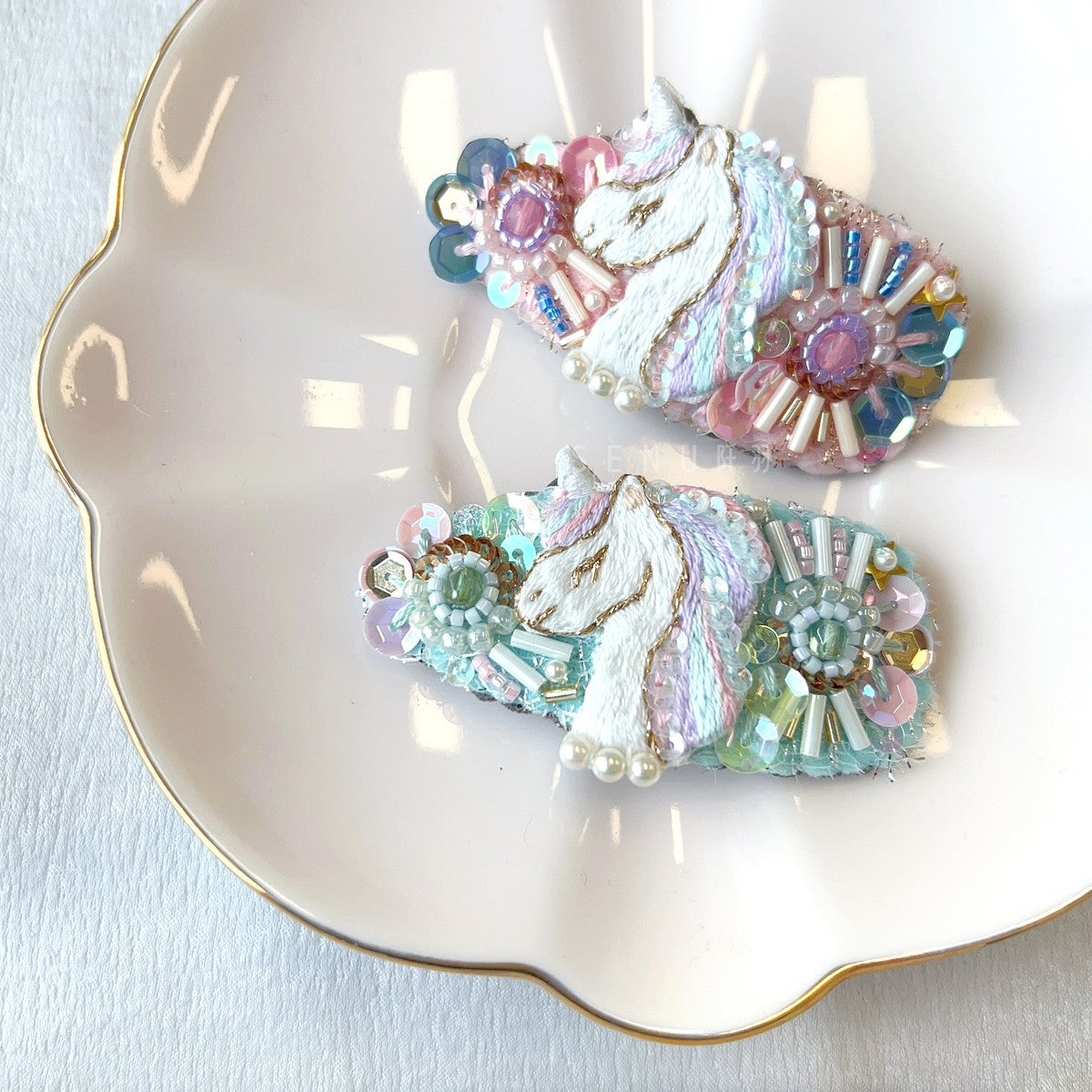 【日本手藝師｜日本手作飾物｜刺繡｜頭飾/髮飾｜髮夾】 [阡羽限定款] 不對稱獨角獸刺繡手作髮夾