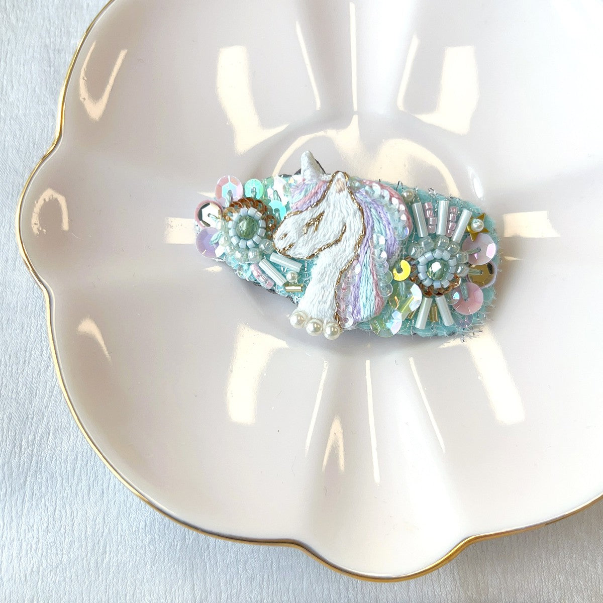 【日本手藝師｜日本手作飾物｜刺繡｜頭飾/髮飾｜髮夾】 [阡羽限定款] 不對稱獨角獸刺繡手作髮夾