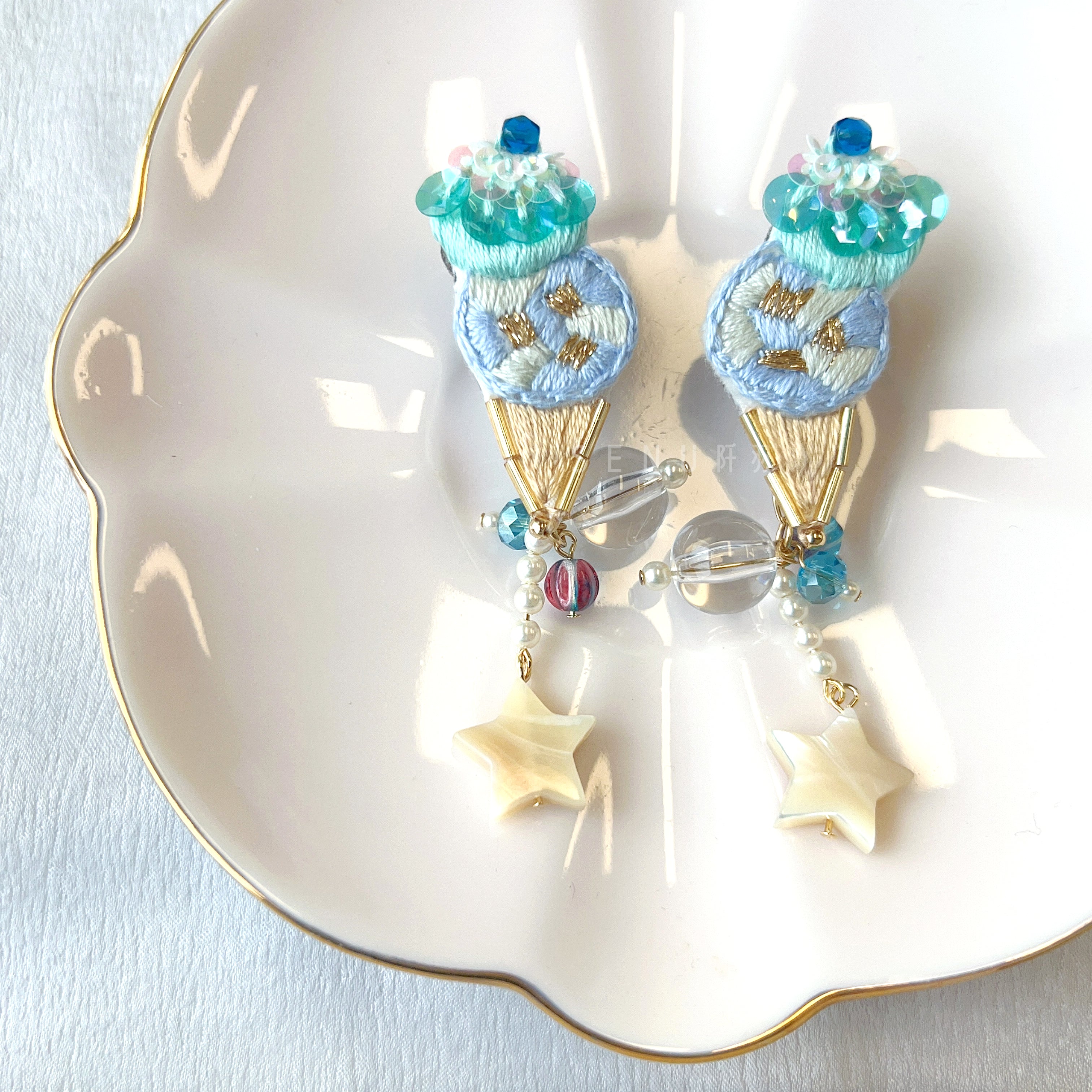 [Japanese craftsman | Japanese handmade accessories | embroidery | earrings | earrings] Double ball ice cream hanging star embroidery earrings