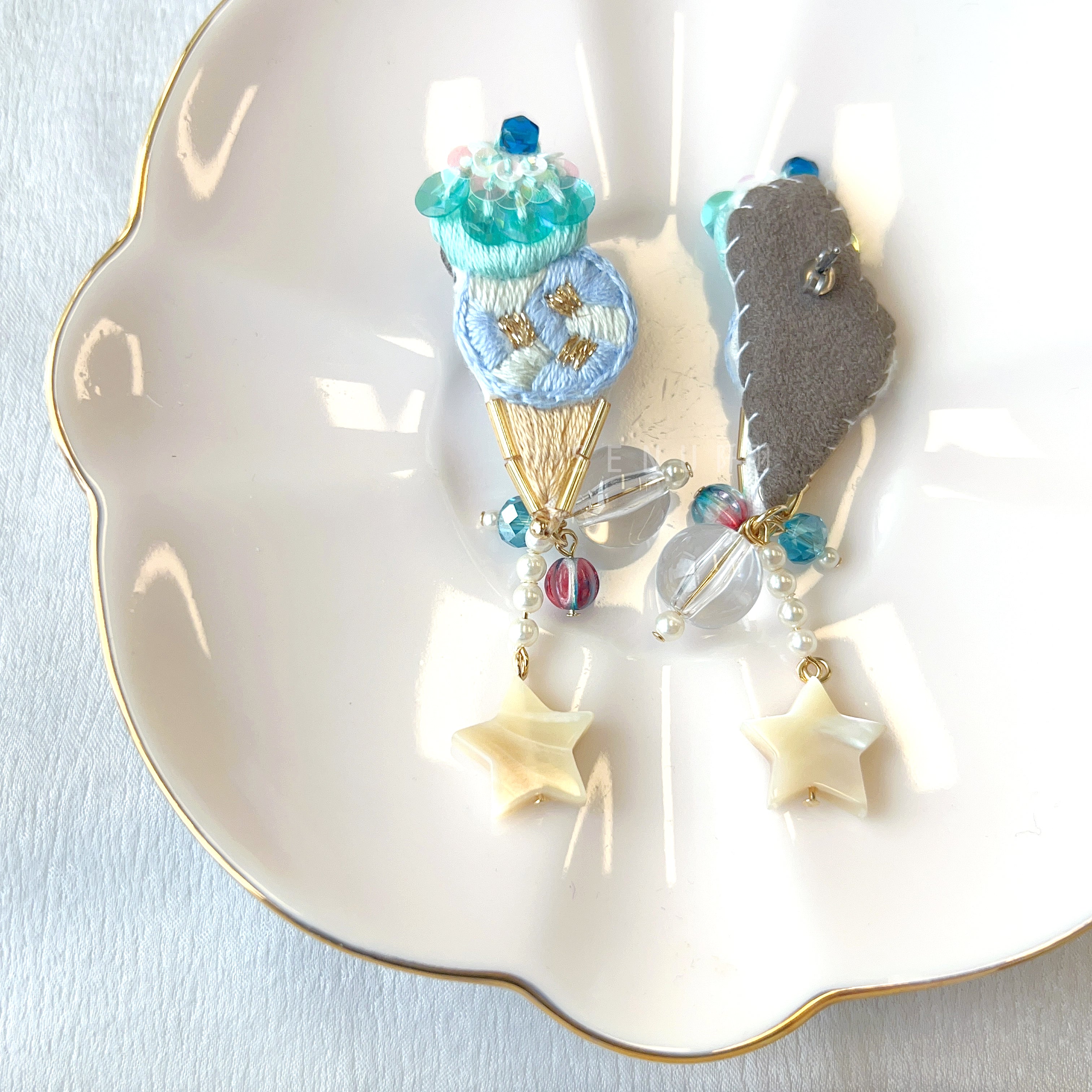 [Japanese craftsman | Japanese handmade accessories | embroidery | earrings | earrings] Double ball ice cream hanging star embroidery earrings