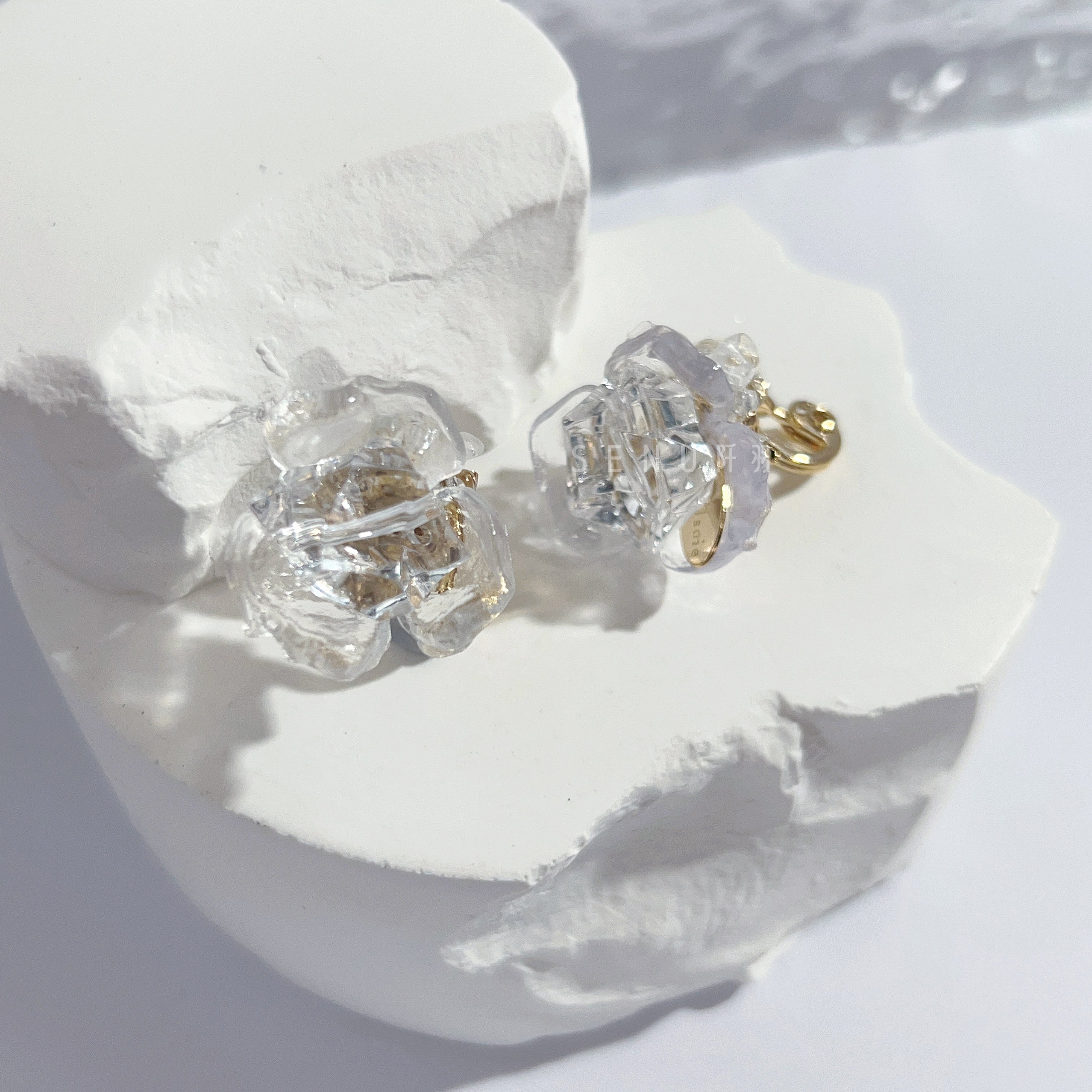 [Japanese craftsman｜Japanese handmade accessories｜Beads｜Earrings｜Earrings] Ice petal shaped beaded earrings