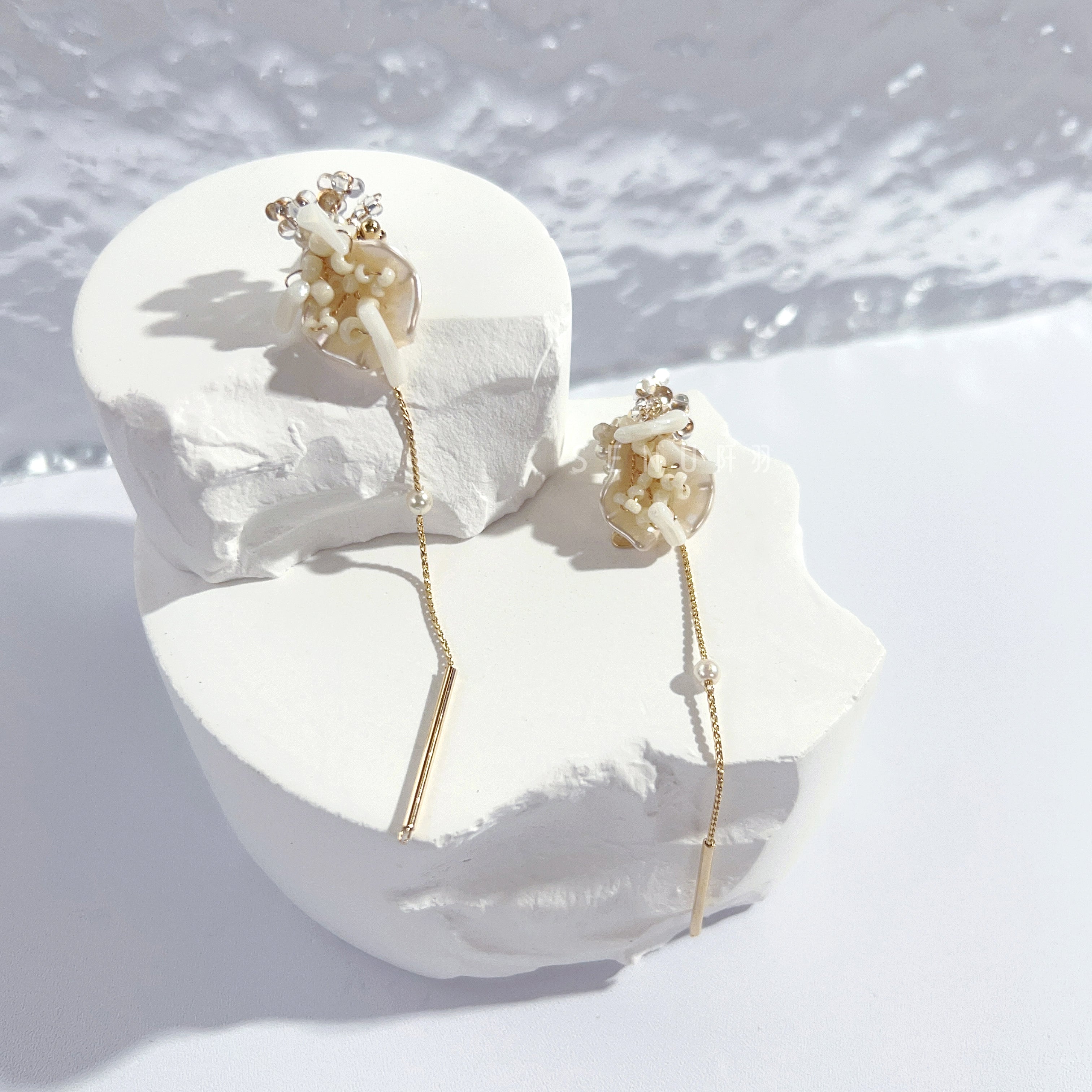 [Japanese craftsman｜Japanese handmade accessories｜Beads｜Earrings｜Earrings] Off-white beaded long earrings