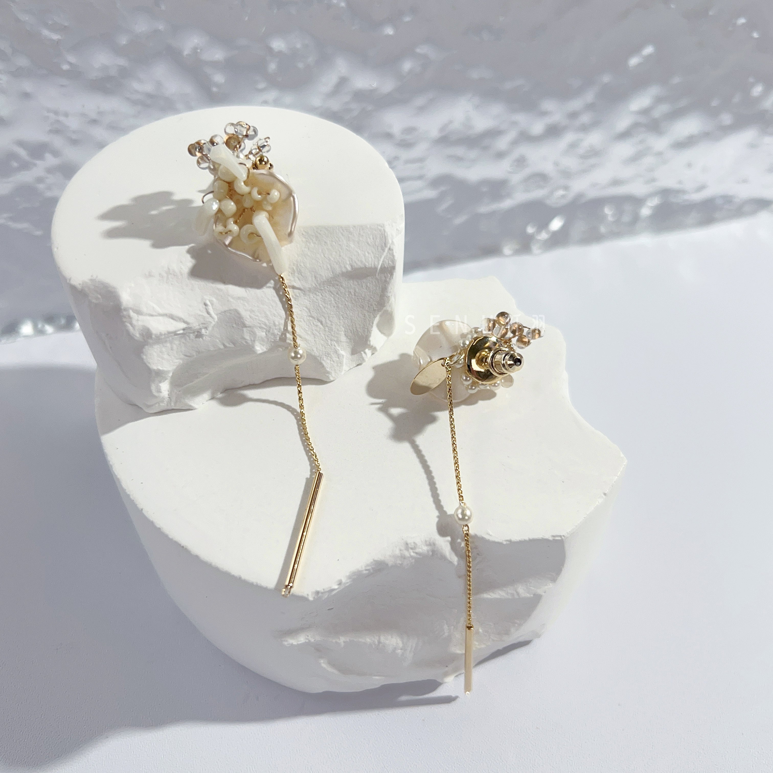 [Japanese craftsman｜Japanese handmade accessories｜Beads｜Earrings｜Earrings] Off-white beaded long earrings