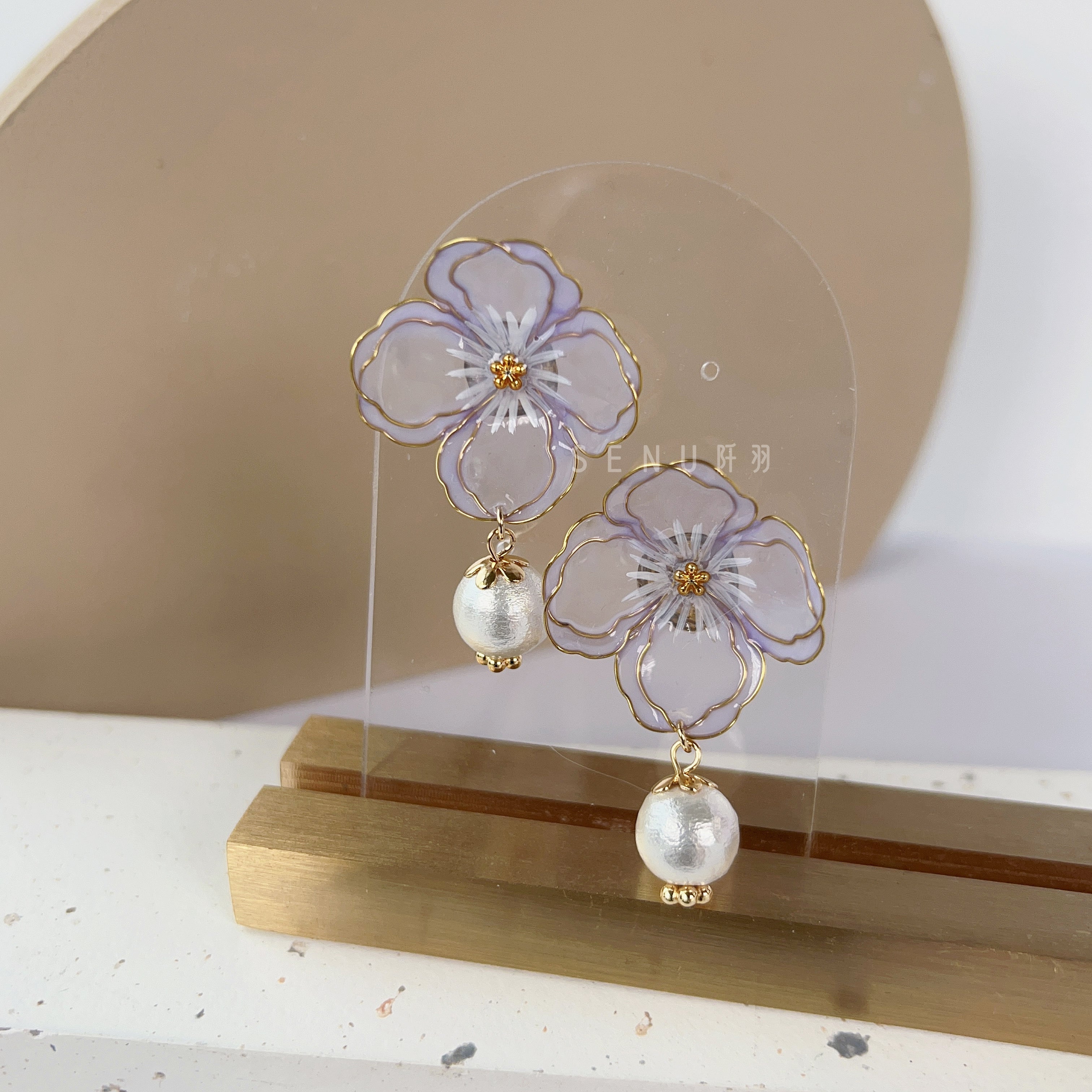 [Japanese Designer｜Japanese Handmade Accessories｜Resin｜Earrings｜Earrings] Hand-painted pearl flower liquid wire-wound earrings