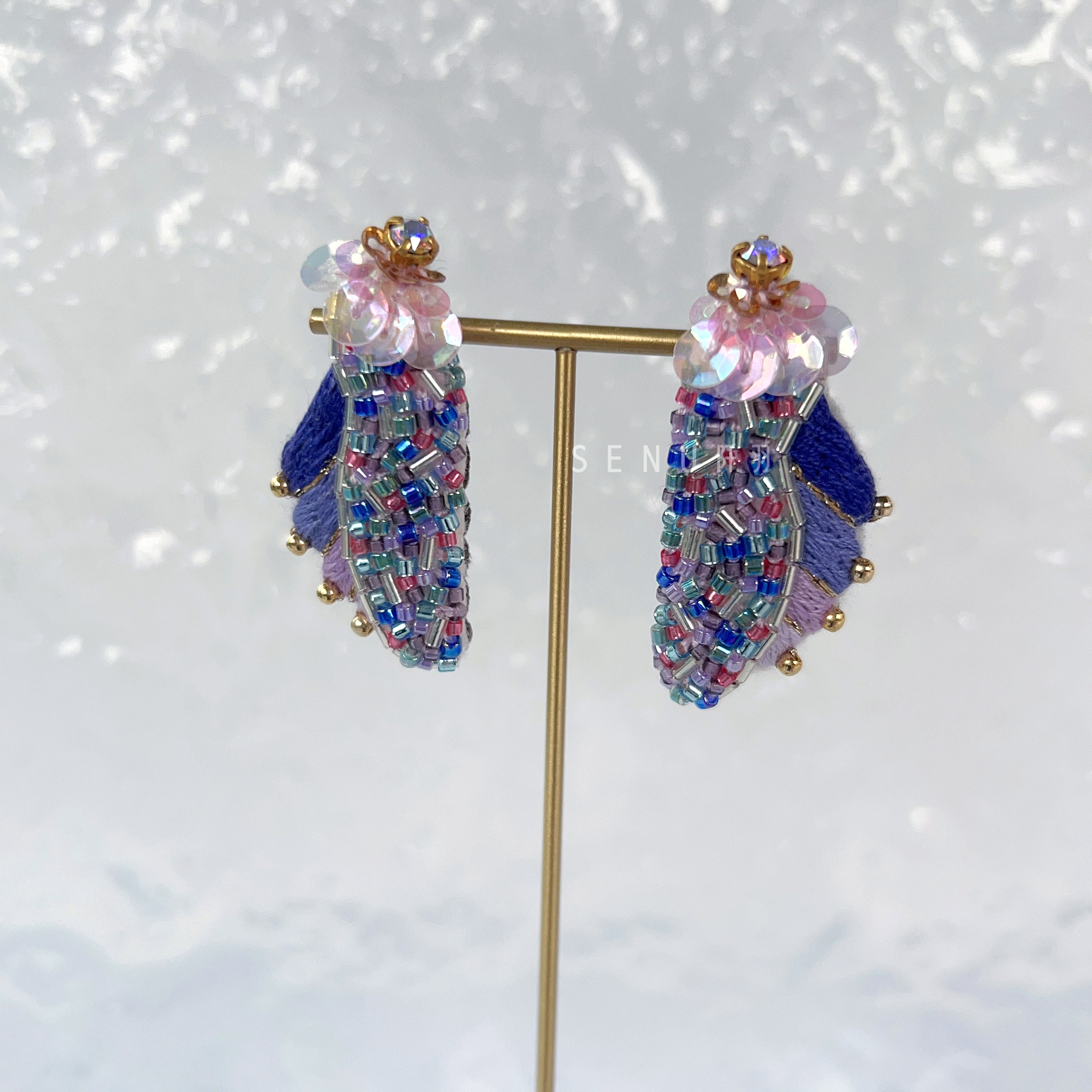 【日本手藝師｜日本手作飾物｜刺繡｜耳飾｜耳環】 羽毛米珠珠片刺繡耳環