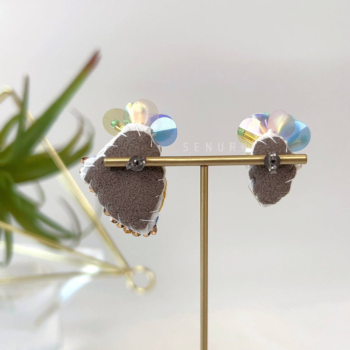 [Japanese craftsman | Japanese handmade accessories | embroidery | earrings | earrings] Parrot head bead embroidery earrings