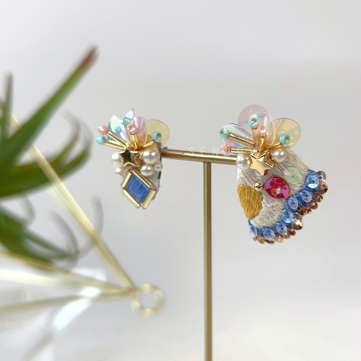 [Japanese craftsman | Japanese handmade accessories | embroidery | earrings | earrings] Parrot head bead embroidery earrings