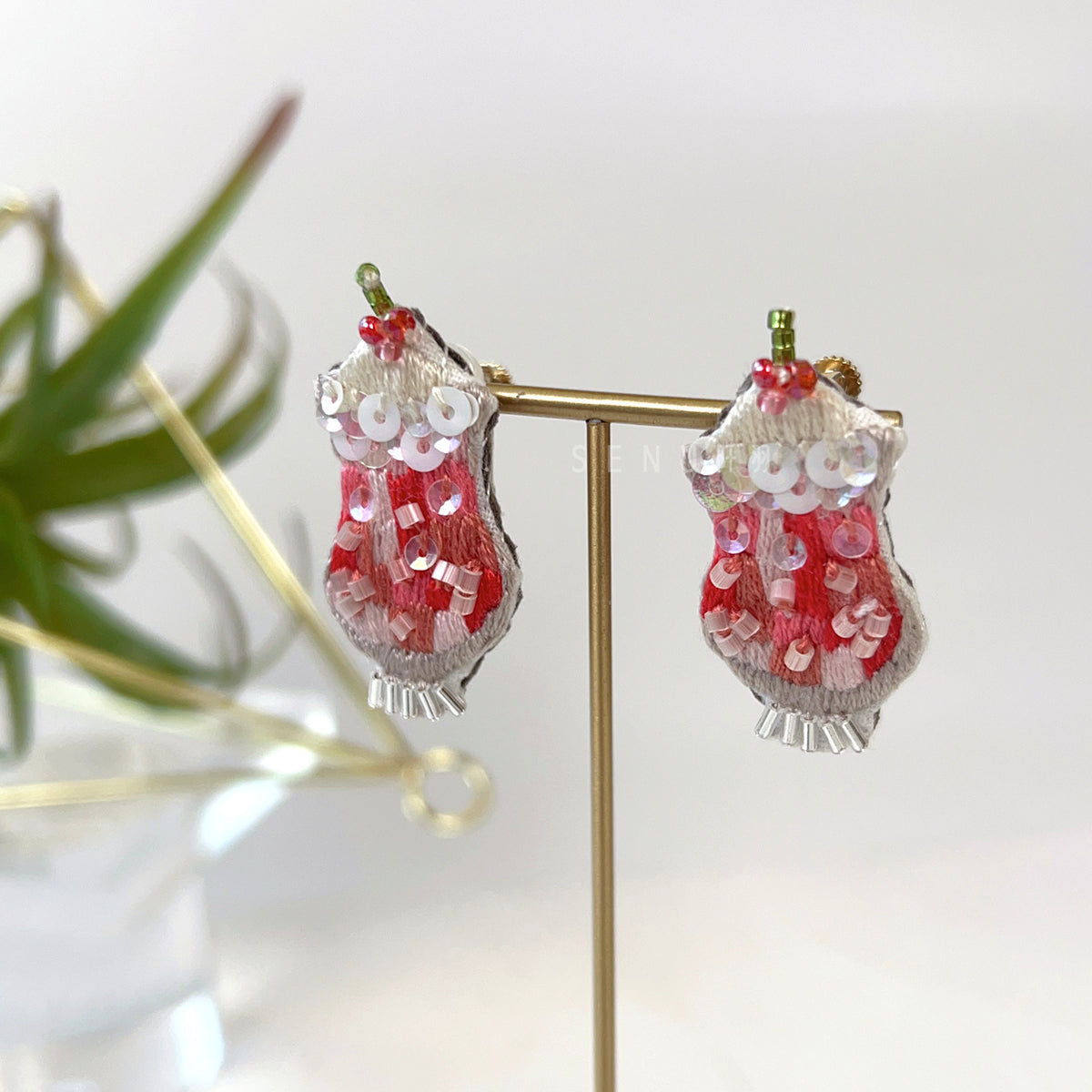 [Japanese Craftsman | Japanese Handmade Accessories | Embroidery | Earrings | Earrings] Fruit Punch Bead Embroidery Earrings