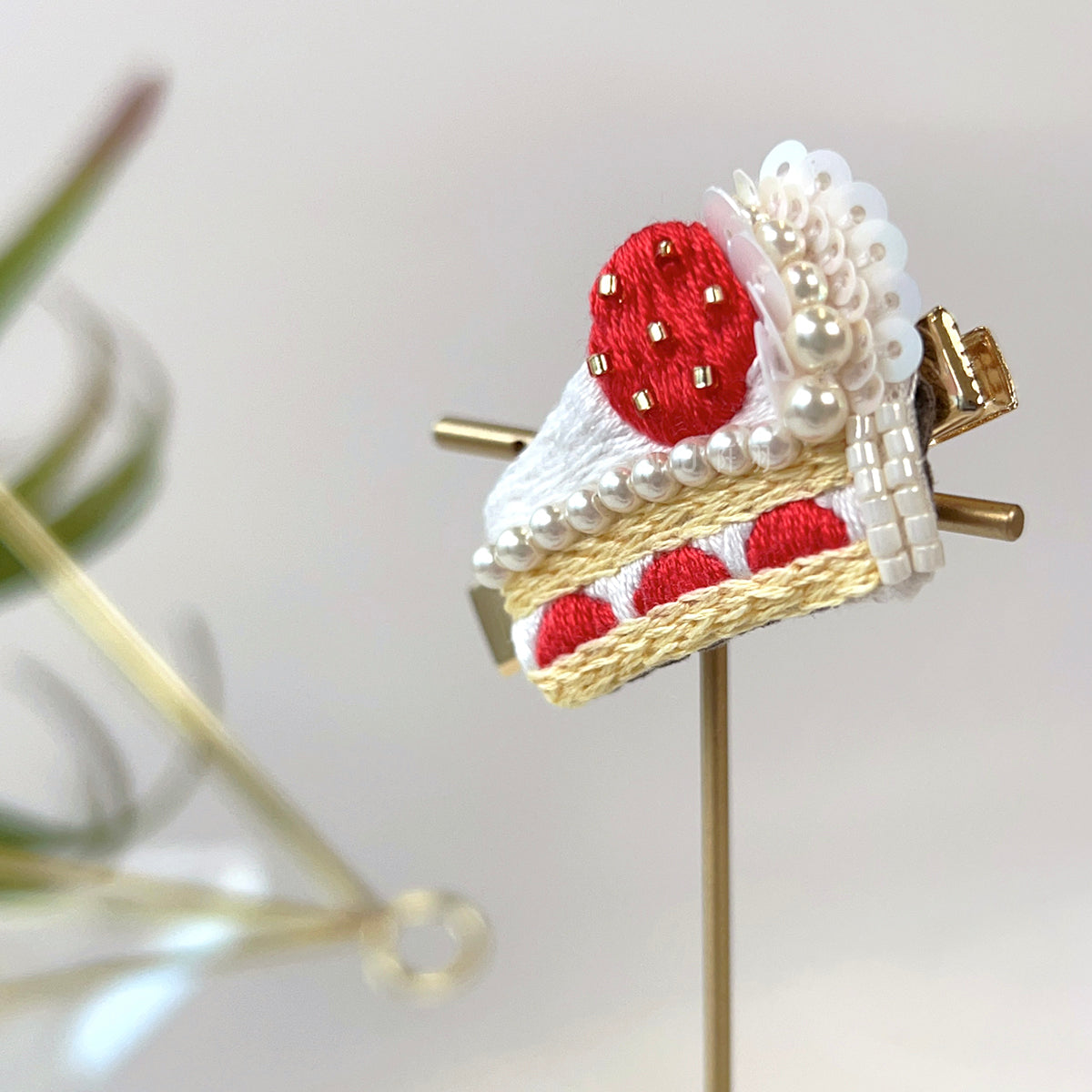 [Japanese craftsmen｜Japanese handmade accessories｜Embroidery｜Headwear/hair accessories｜Hairpins] Cake pieces beaded embroidery hairpins