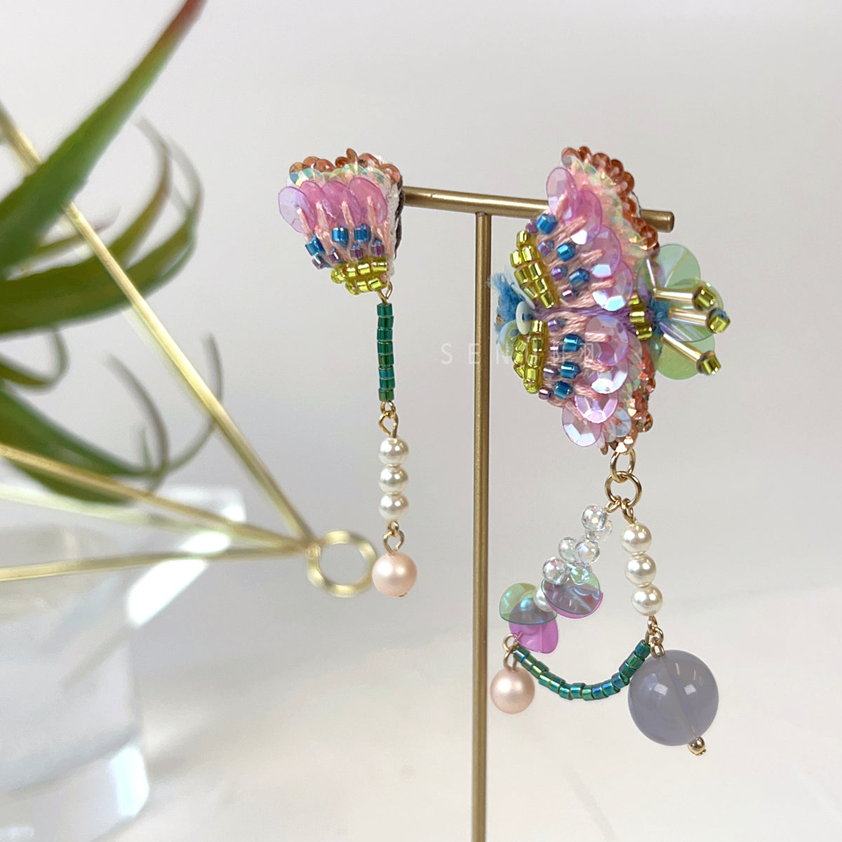 [Japanese craftsman｜Japanese handmade accessories｜Embroidery｜Earrings｜Earrings] Butterfly flower bead embroidery earrings