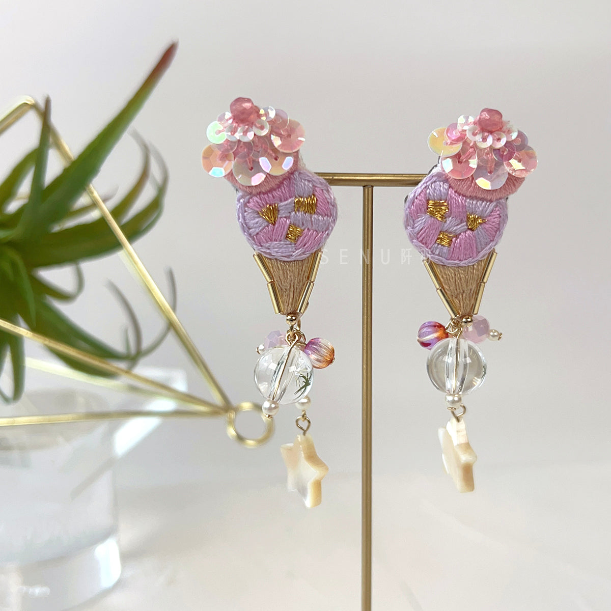[Japanese craftsman | Japanese handmade accessories | embroidery | earrings | earrings] Double ball ice cream hanging star embroidery earrings
