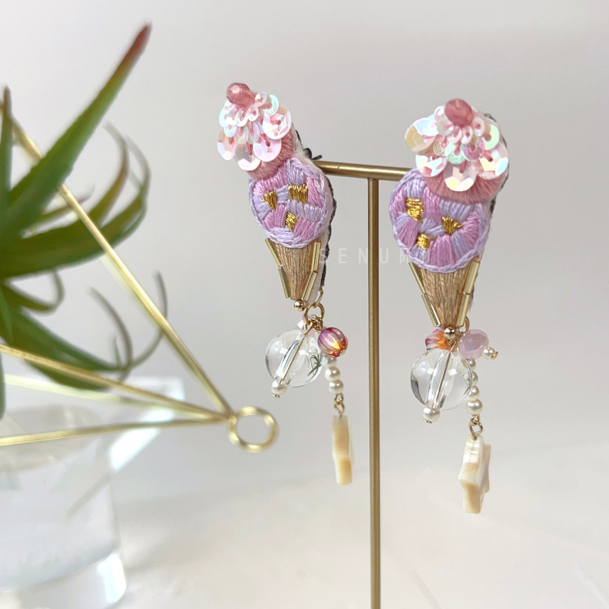 [Japanese craftsman | Japanese handmade accessories | embroidery | earrings | earrings] Double ball ice cream hanging star embroidery earrings