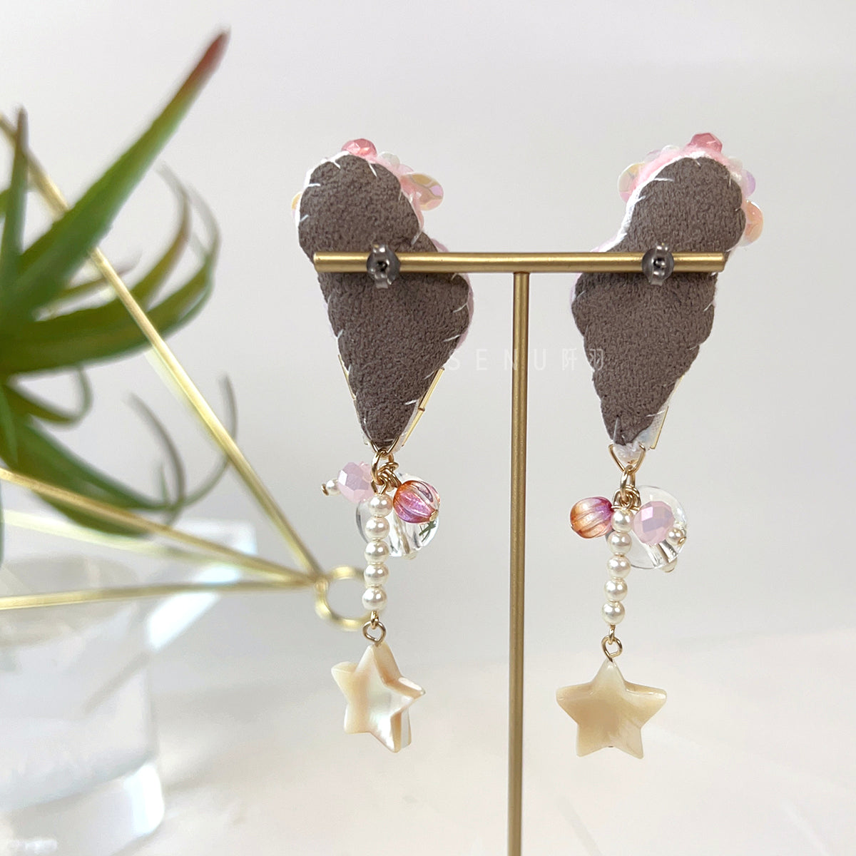 [Japanese craftsman | Japanese handmade accessories | embroidery | earrings | earrings] Double ball ice cream hanging star embroidery earrings