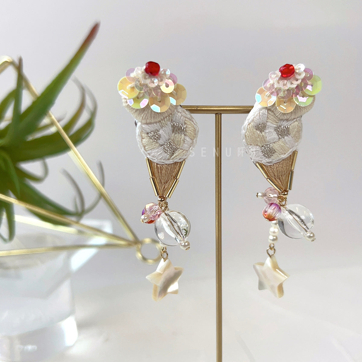 [Japanese craftsman | Japanese handmade accessories | embroidery | earrings | earrings] Double ball ice cream hanging star embroidery earrings