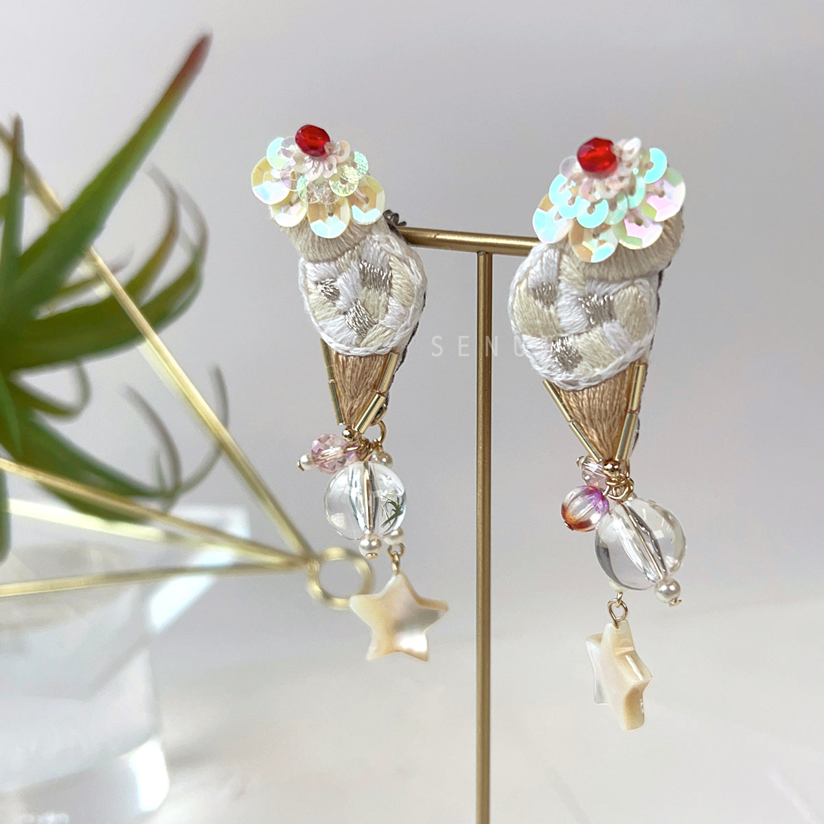 [Japanese craftsman | Japanese handmade accessories | embroidery | earrings | earrings] Double ball ice cream hanging star embroidery earrings