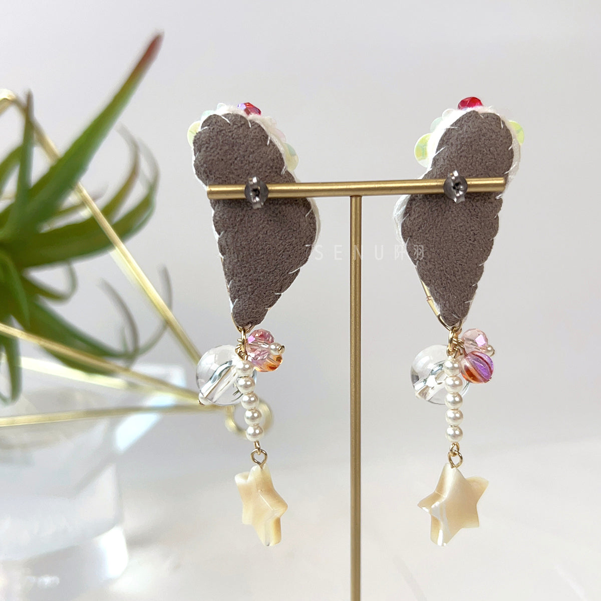 [Japanese craftsman | Japanese handmade accessories | embroidery | earrings | earrings] Double ball ice cream hanging star embroidery earrings