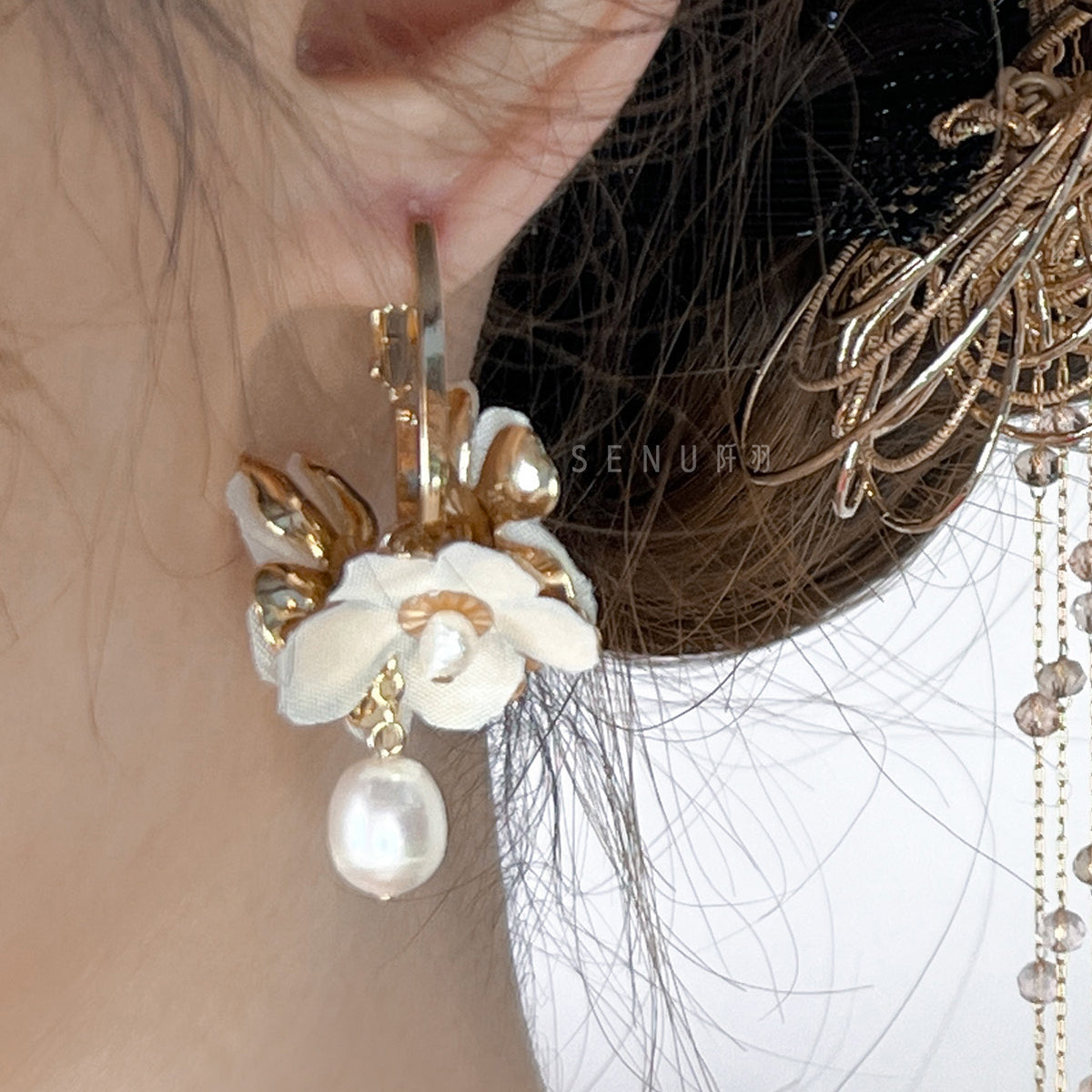 [Japanese craftsman｜Japanese handmade｜bridal accessories｜fabric flowers｜earrings｜earrings] Three-flower hanging pearl fabric earrings