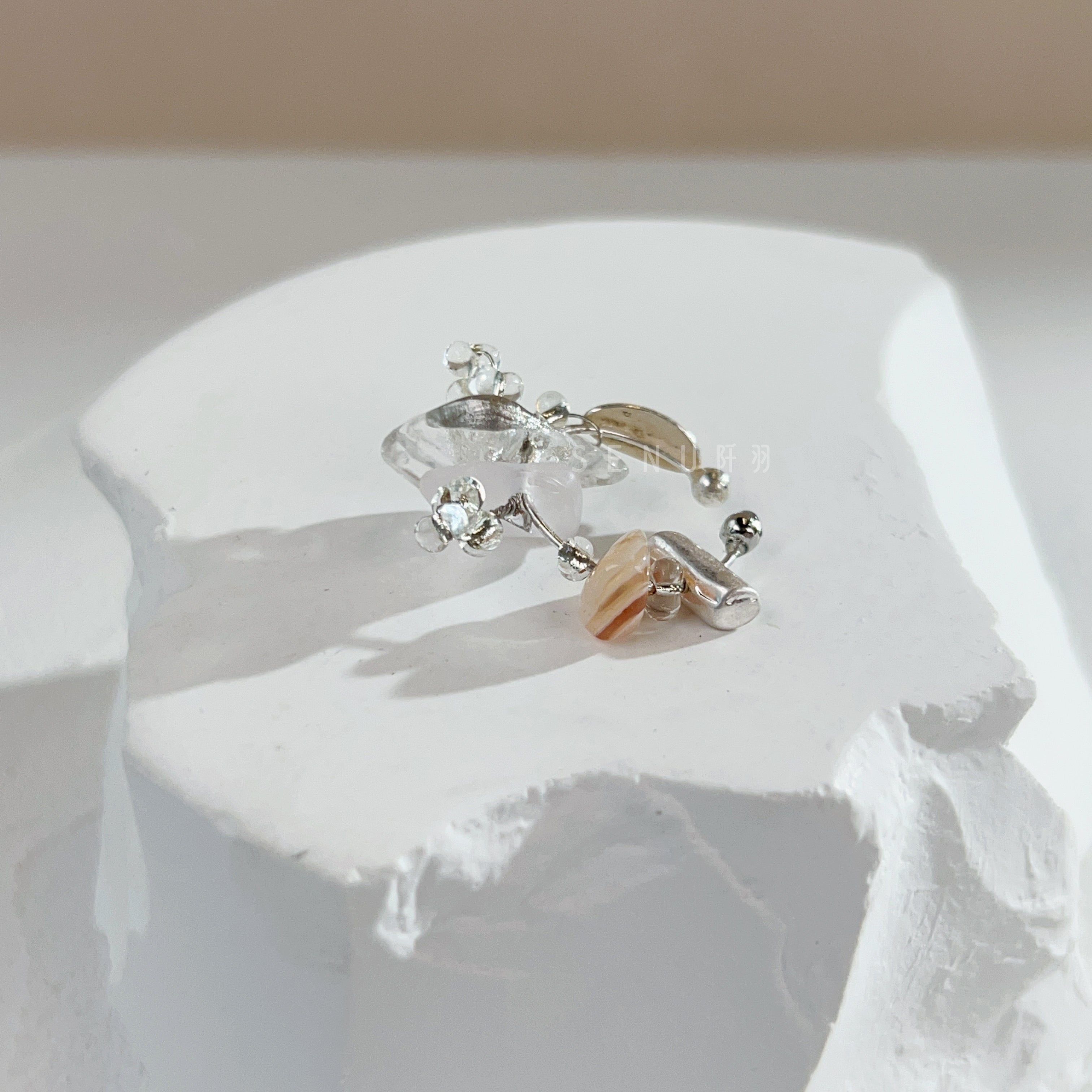 [Japanese craftsmen | Japanese handmade accessories | Beads | Earrings | Ear cuffs] Transparent beaded ear cuffs