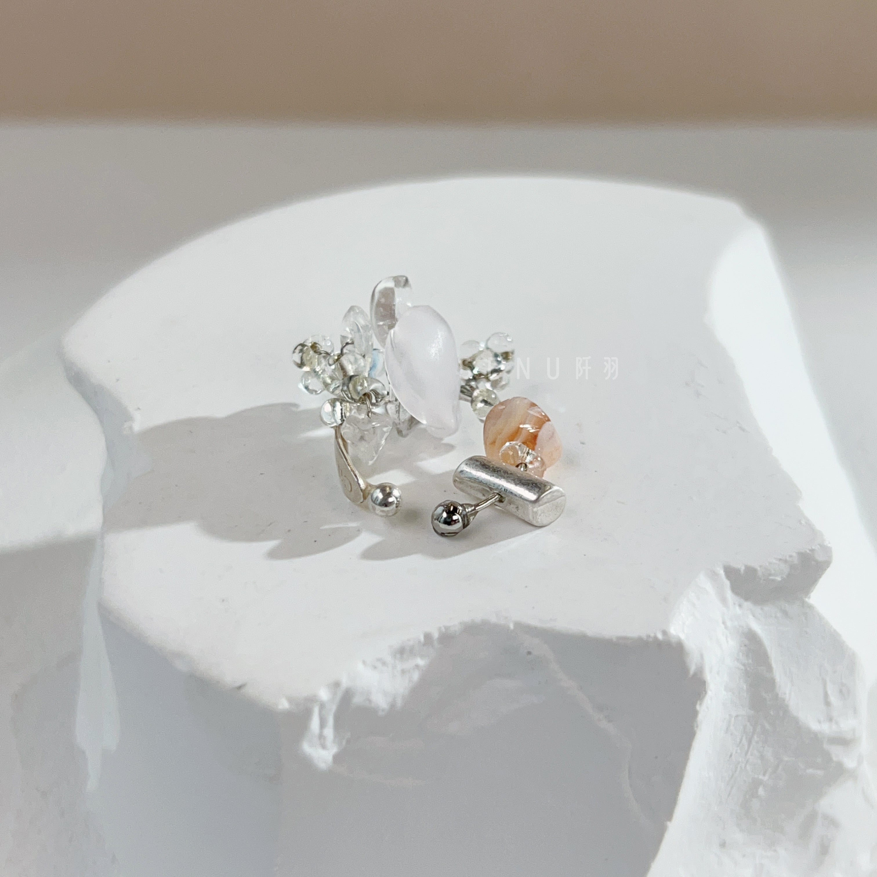 [Japanese craftsmen | Japanese handmade accessories | Beads | Earrings | Ear cuffs] Transparent beaded ear cuffs