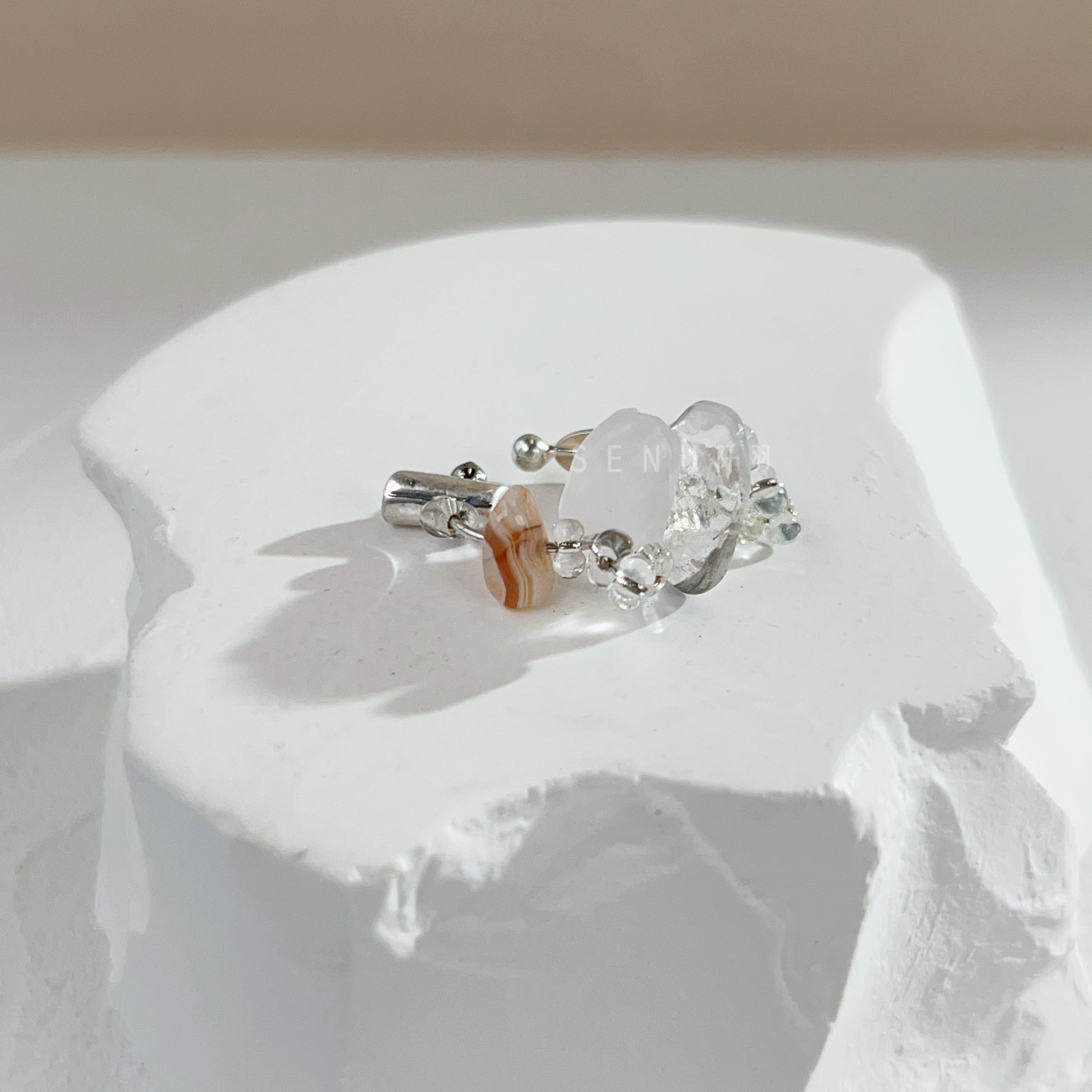 [Japanese craftsmen | Japanese handmade accessories | Beads | Earrings | Ear cuffs] Transparent beaded ear cuffs