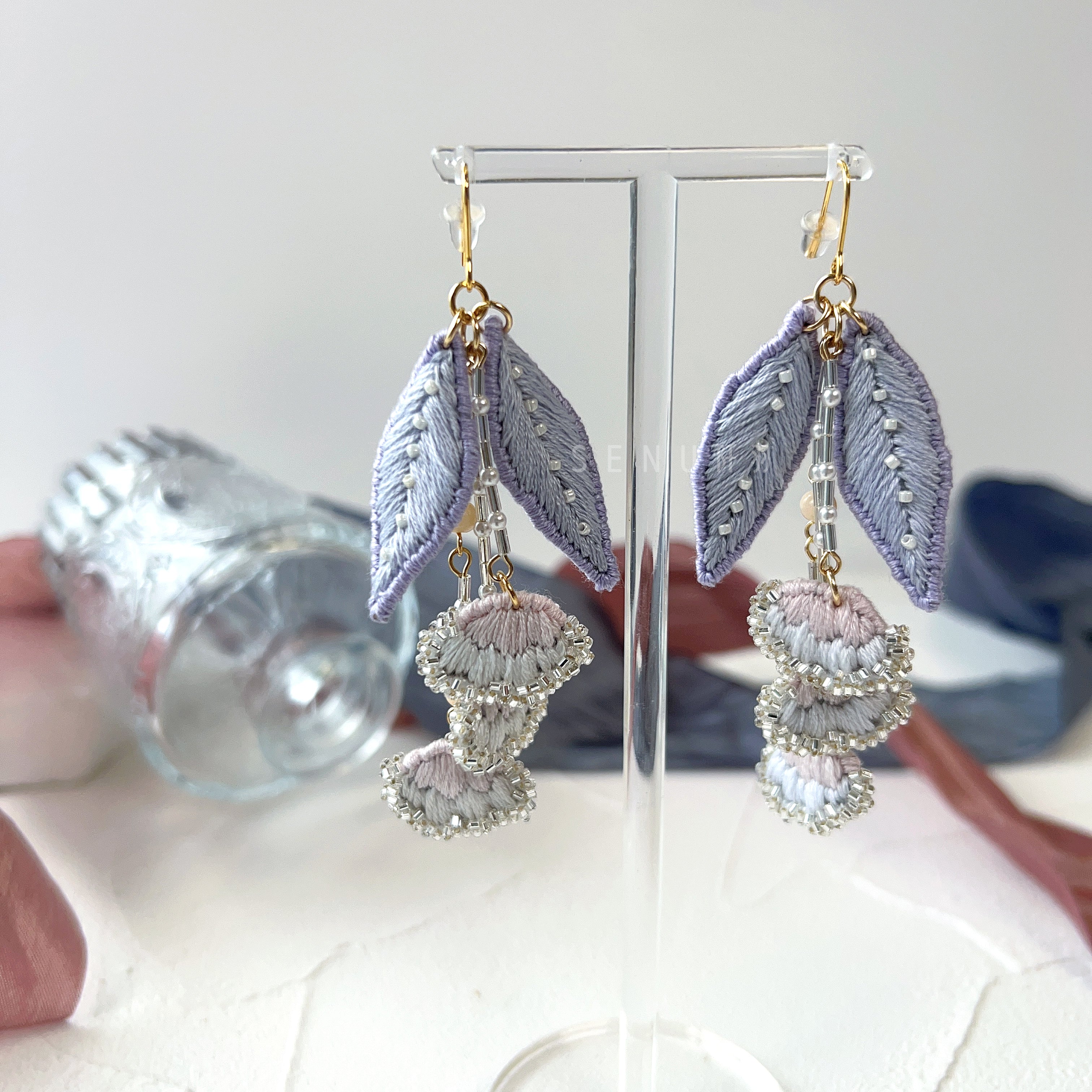 [Japanese Designer | Japanese Handmade Accessories | Embroidery | Earrings | Earrings] Hanging flower embroidery bead earrings