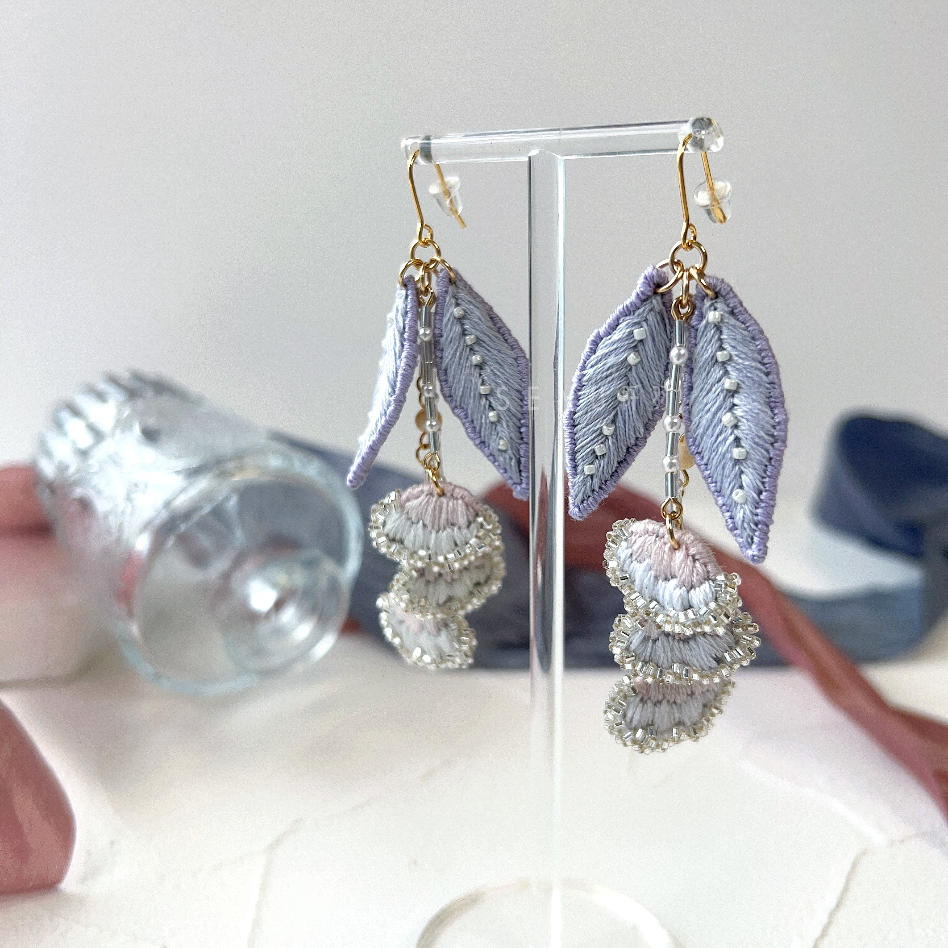 [Japanese Designer | Japanese Handmade Accessories | Embroidery | Earrings | Earrings] Hanging flower embroidery bead earrings