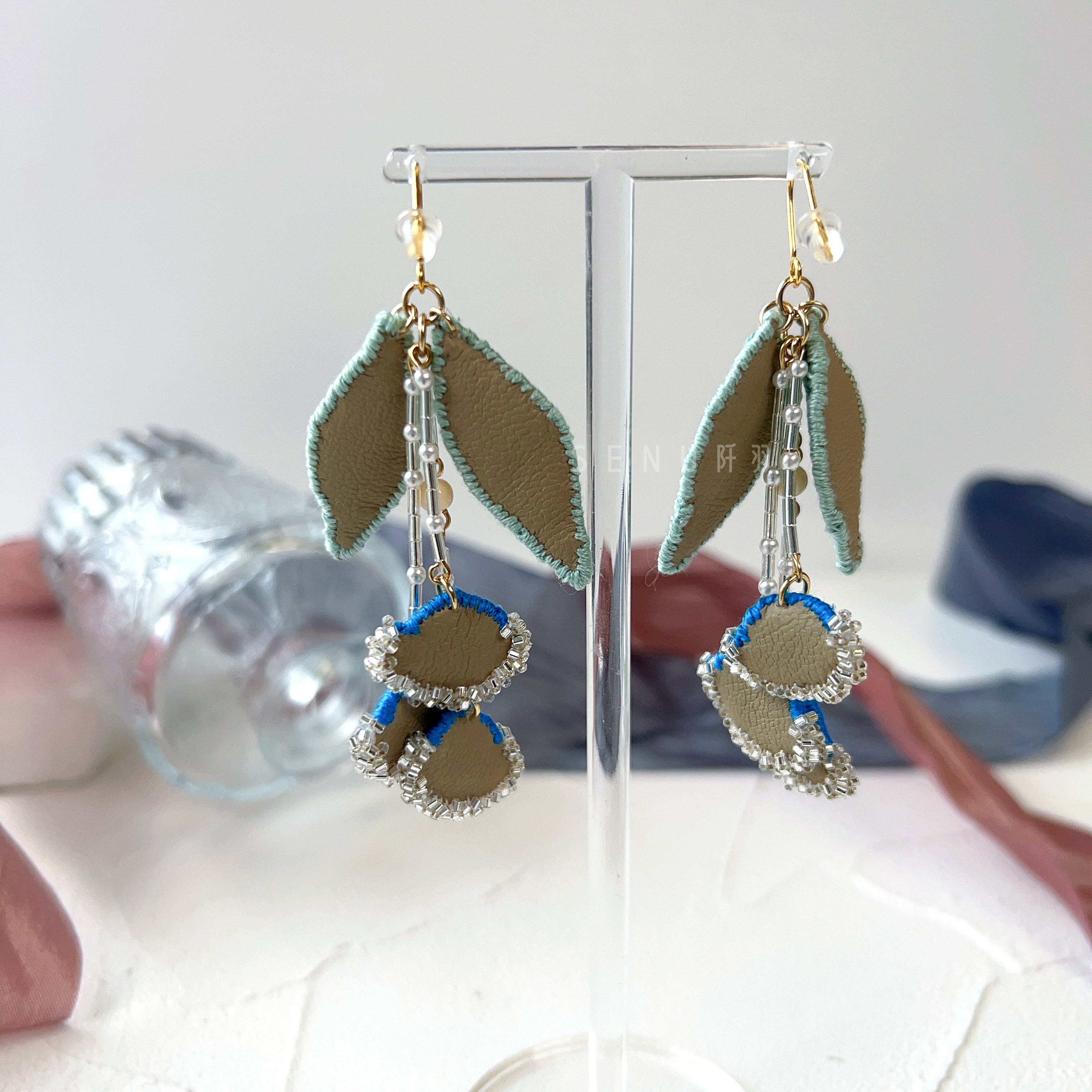 [Japanese Designer | Japanese Handmade Accessories | Embroidery | Earrings | Earrings] Hanging flower embroidery bead earrings