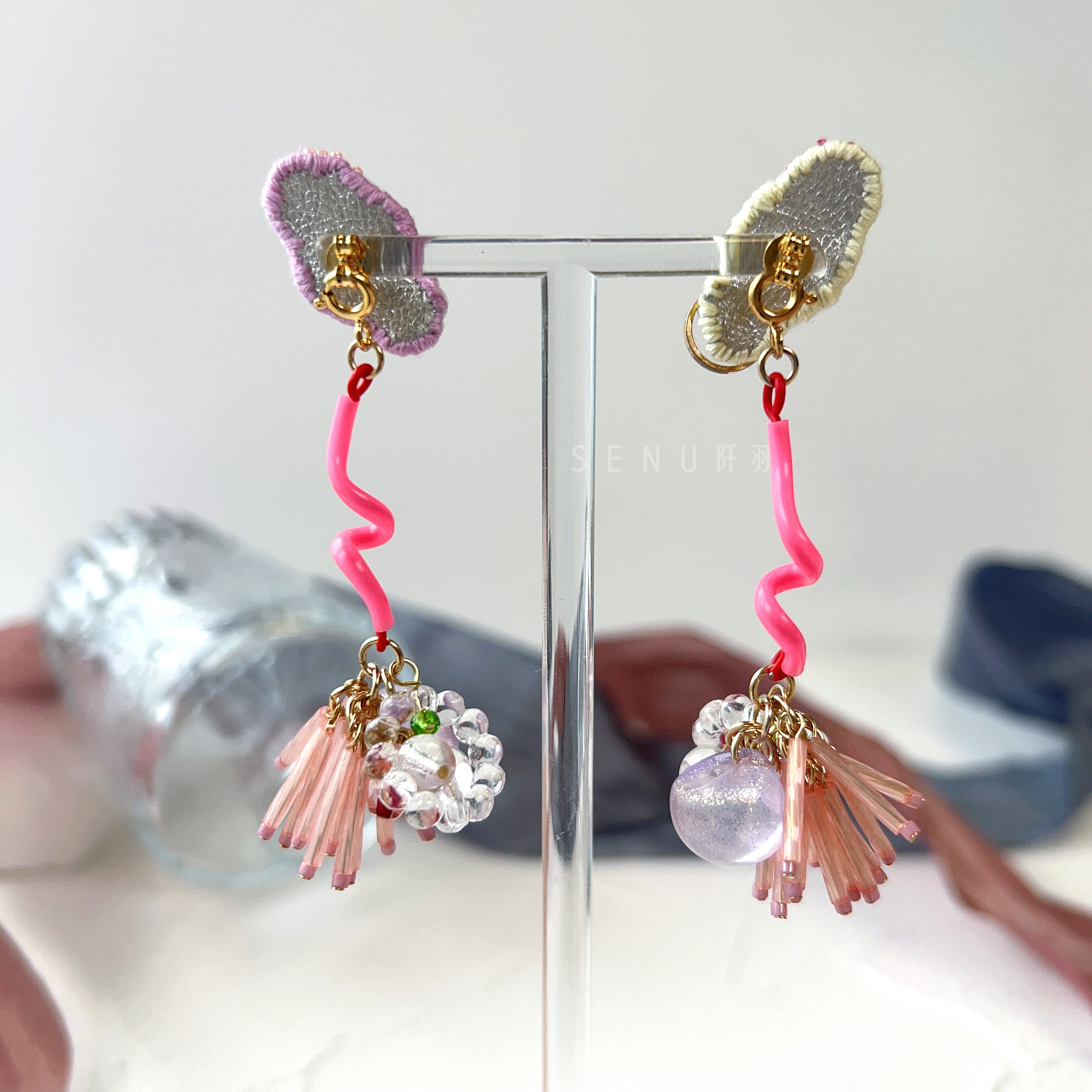 [Japanese Designer | Japanese Handmade Accessories | Embroidery | Earrings | Earrings] Peanut-shaped twisted tube embroidery earrings