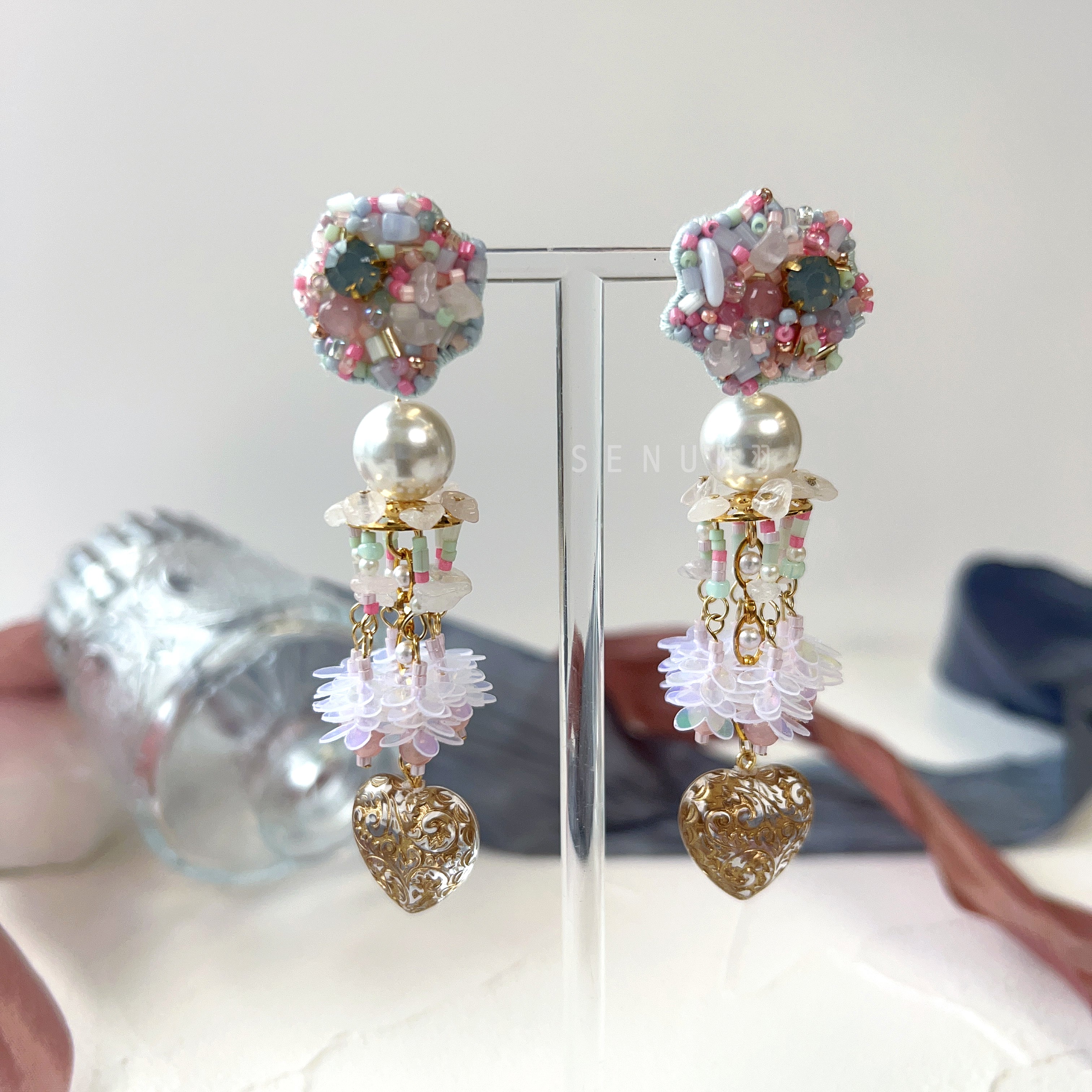 [Japanese Designer｜Japanese Handmade Accessories｜Embroidery｜Earrings｜Earrings] Hanging gold heart sequin beaded earrings