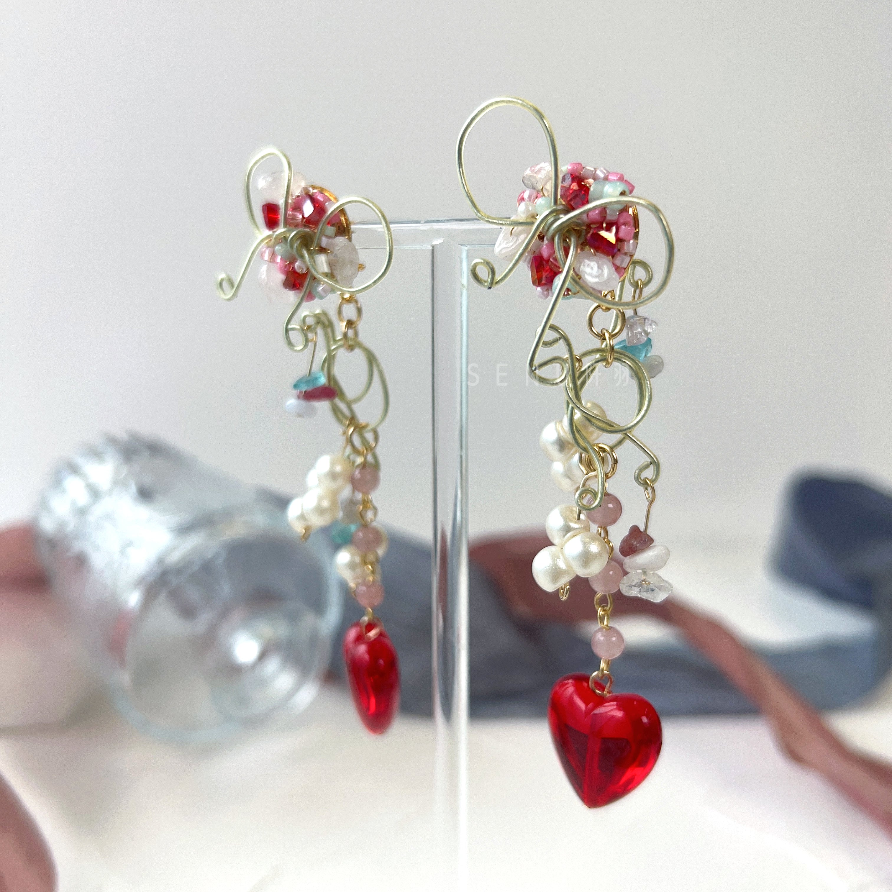 [Japanese Designer | Japanese Handmade Accessories | Embroidery | Earrings | Earrings] Heart-wound metal wire beaded earrings