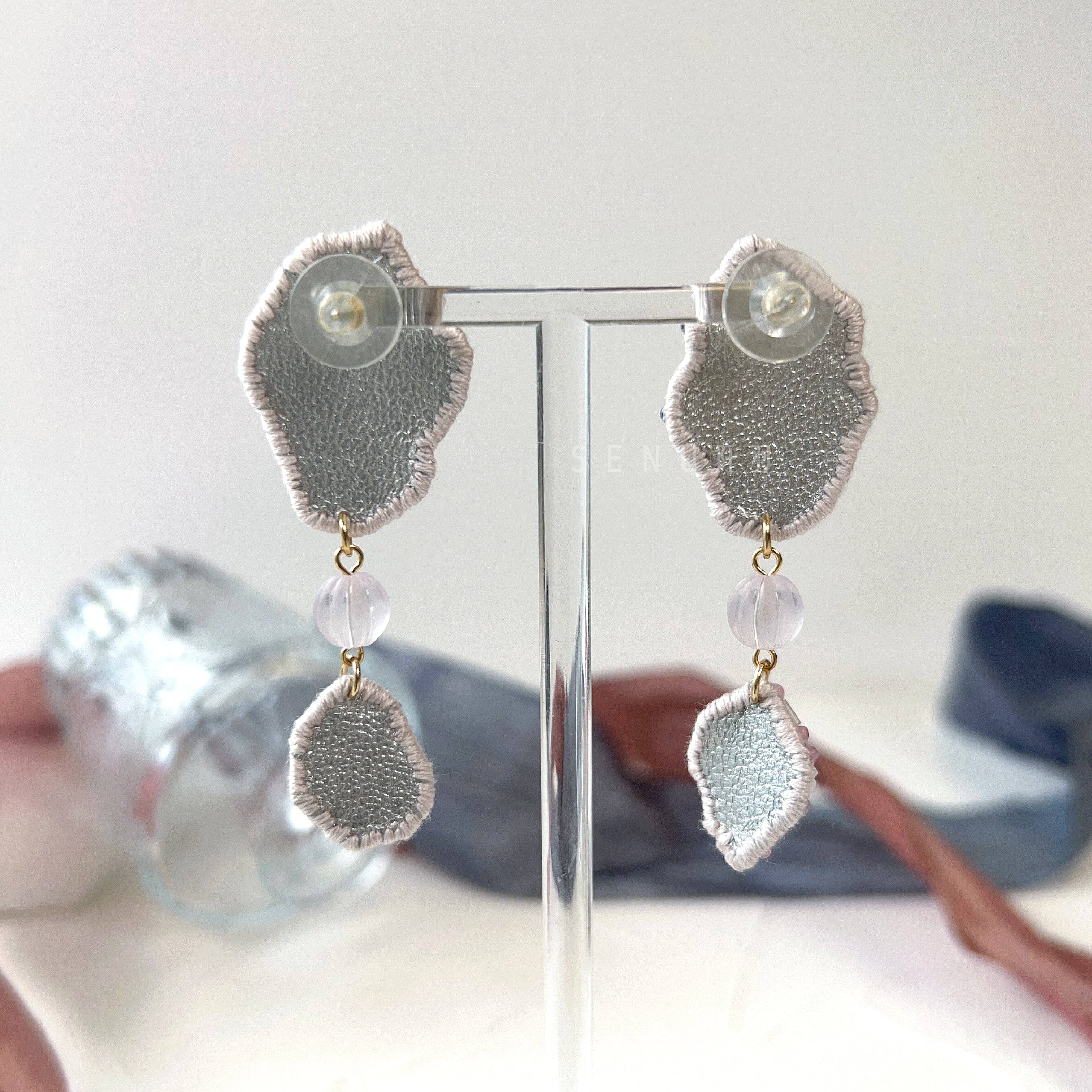 [Japanese Designer | Japanese Handmade Accessories | Embroidery | Earrings | Earrings] Irregular rice bead embroidery earrings