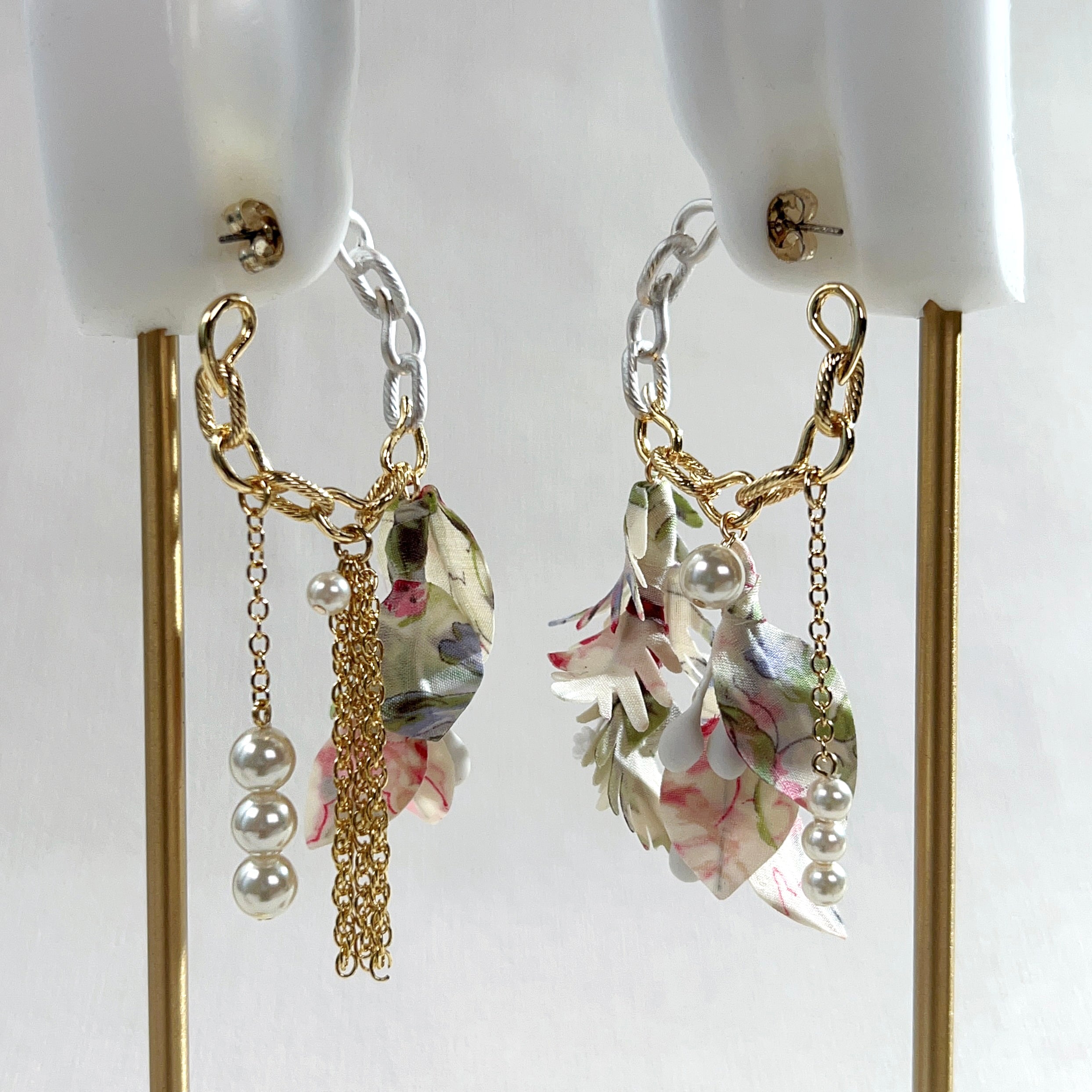 [Japanese craftsman｜Japanese handmade accessories｜Flowers｜Earrings｜Earrings] Lock chain and leaf fabric earrings