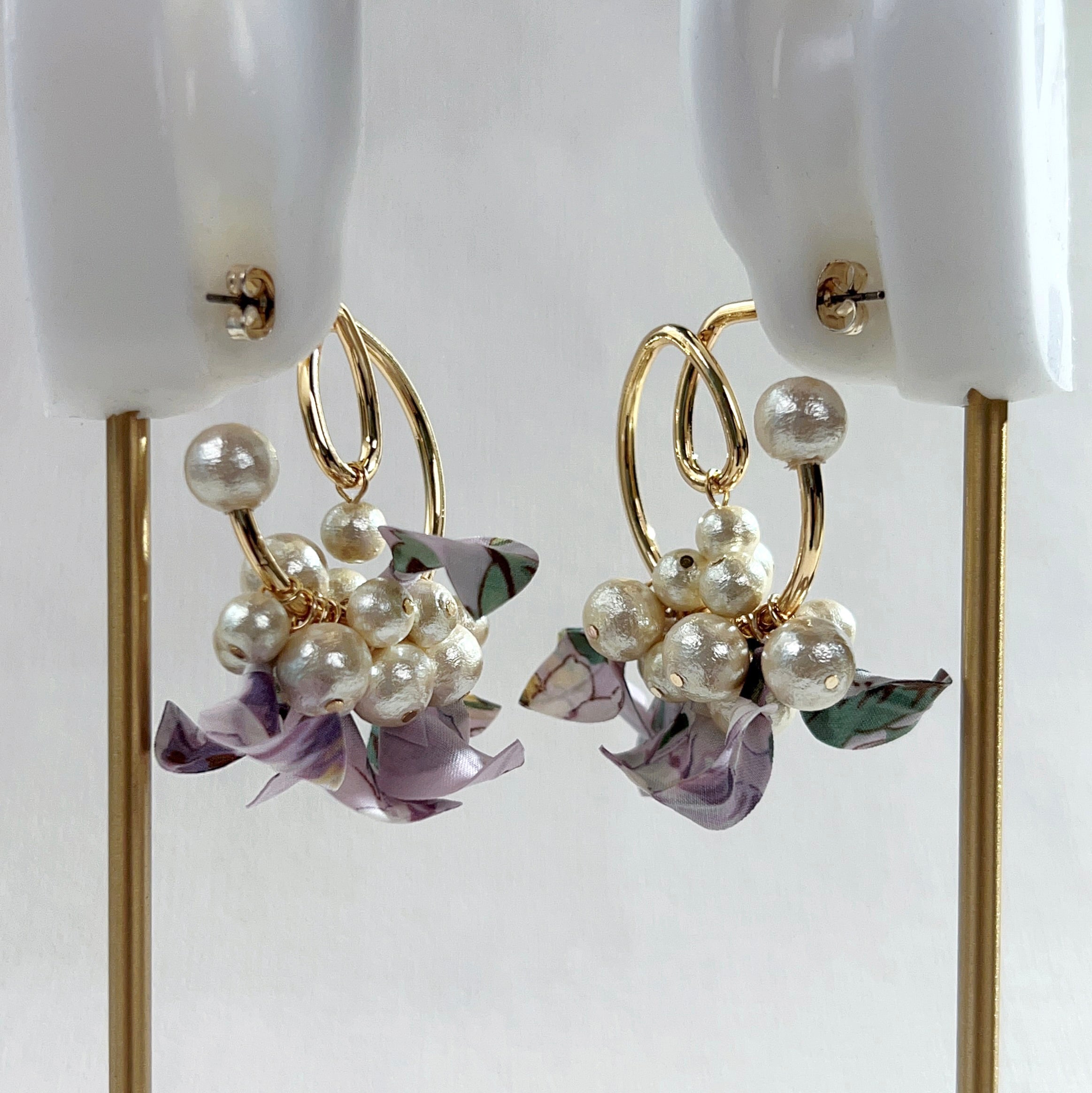 [Japanese craftsman｜Japanese handmade ornaments｜fabric flowers｜earrings｜earrings] Twisted pearl leaf fabric earrings
