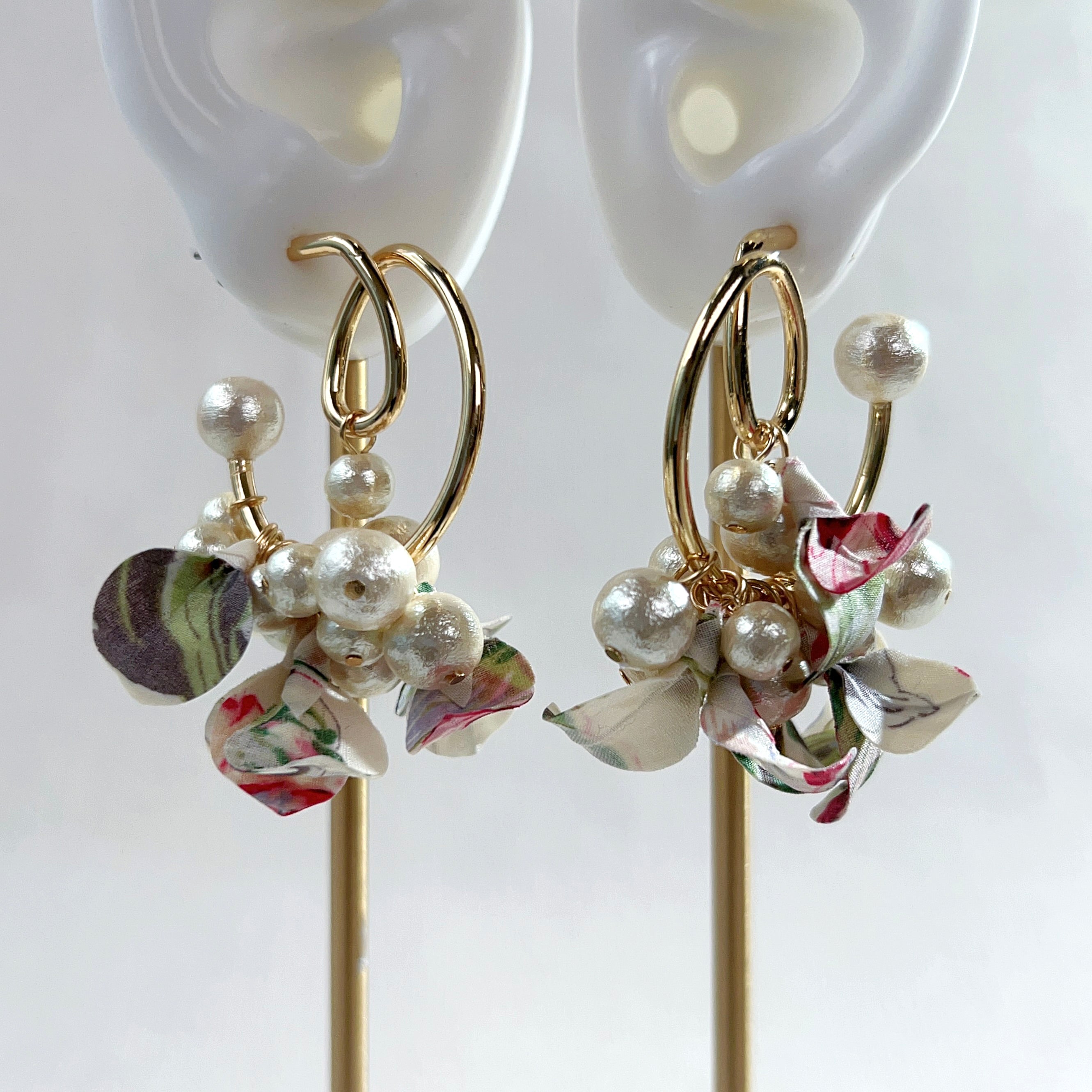 [Japanese craftsman｜Japanese handmade ornaments｜fabric flowers｜earrings｜earrings] Twisted pearl leaf fabric earrings