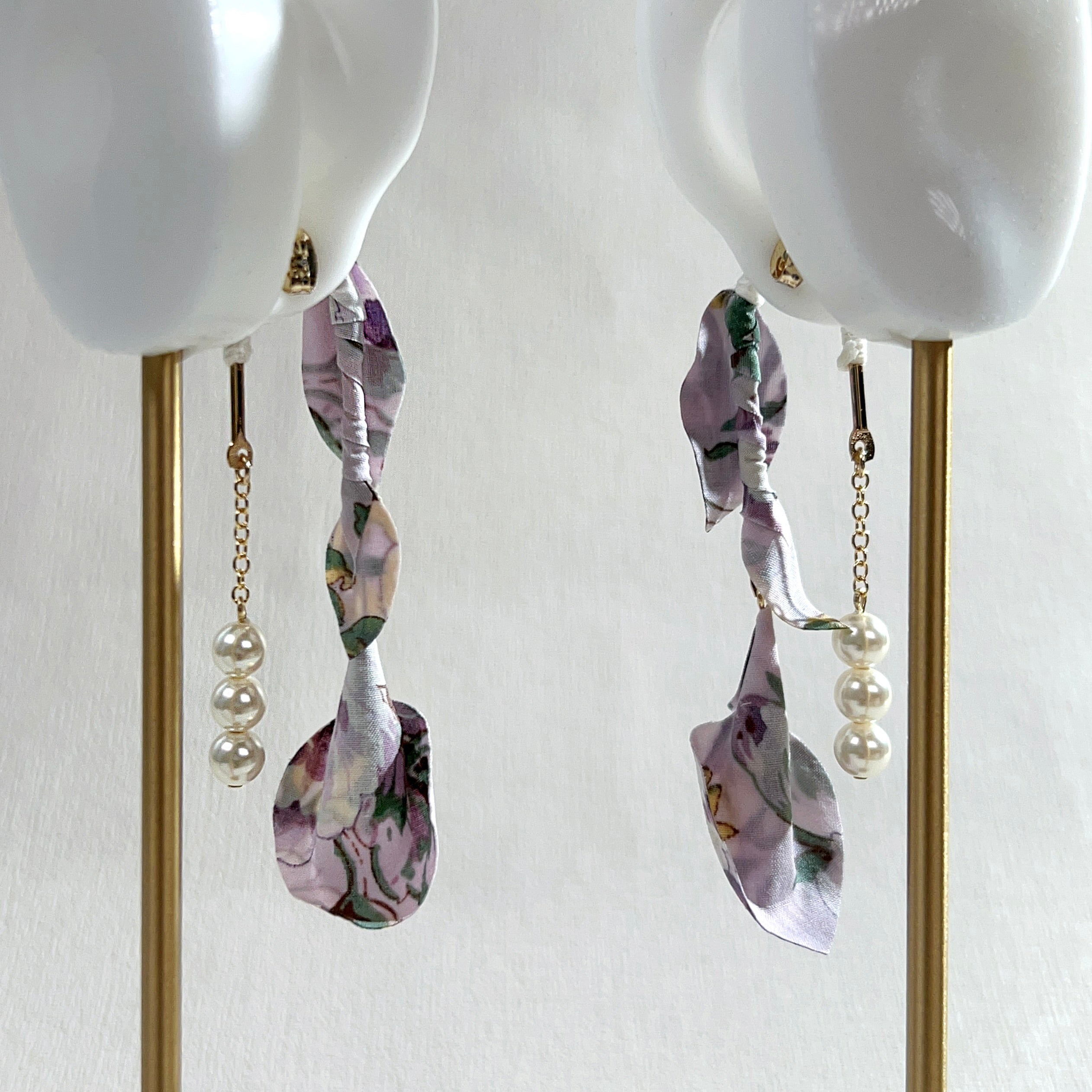[Japanese craftsmen | Japanese handmade accessories | Fabric flowers | Earrings | Earrings] U-shaped hanging pearl flower fabric earrings
