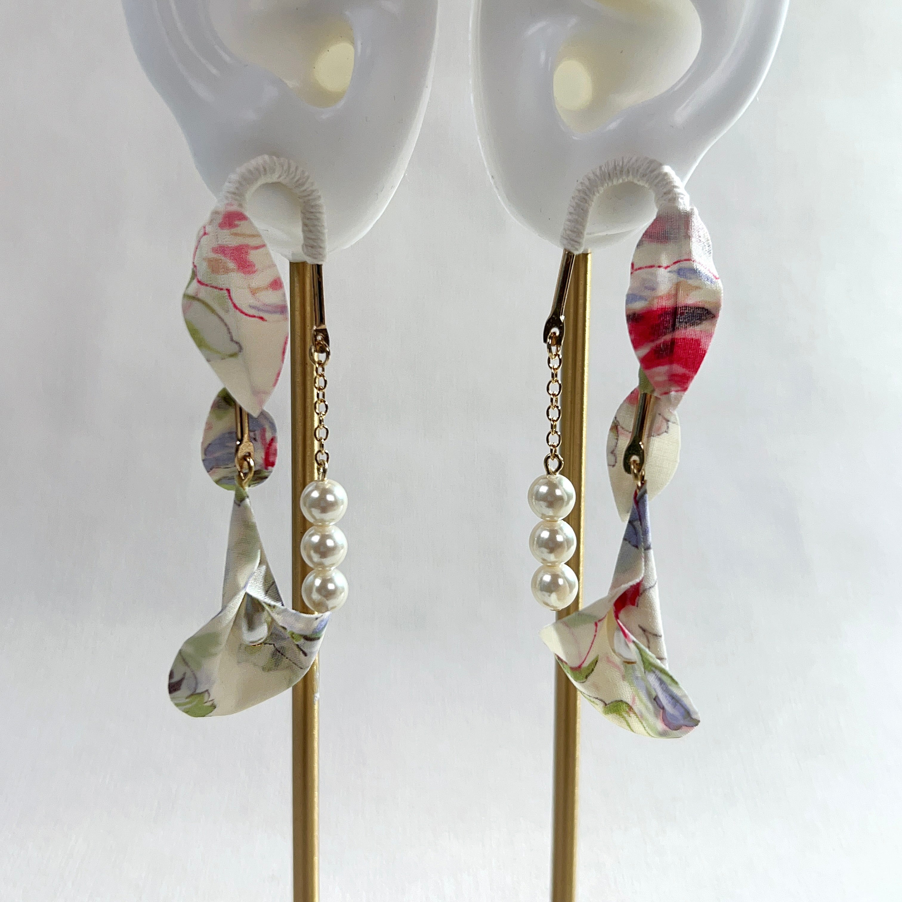 [Japanese craftsmen | Japanese handmade accessories | Fabric flowers | Earrings | Earrings] U-shaped hanging pearl flower fabric earrings