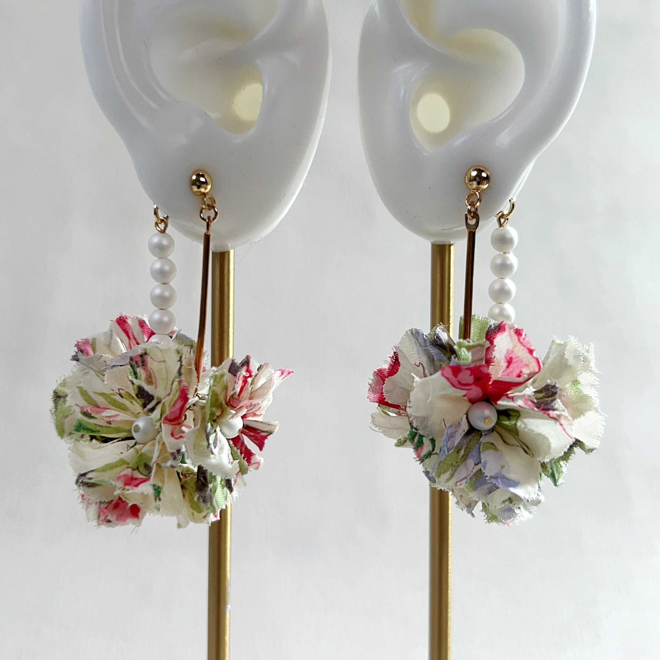 [Japanese craftsman｜Japanese handmade ornaments｜fabric flowers｜earrings｜earrings] Metal rod hanging flower ball fabric earrings