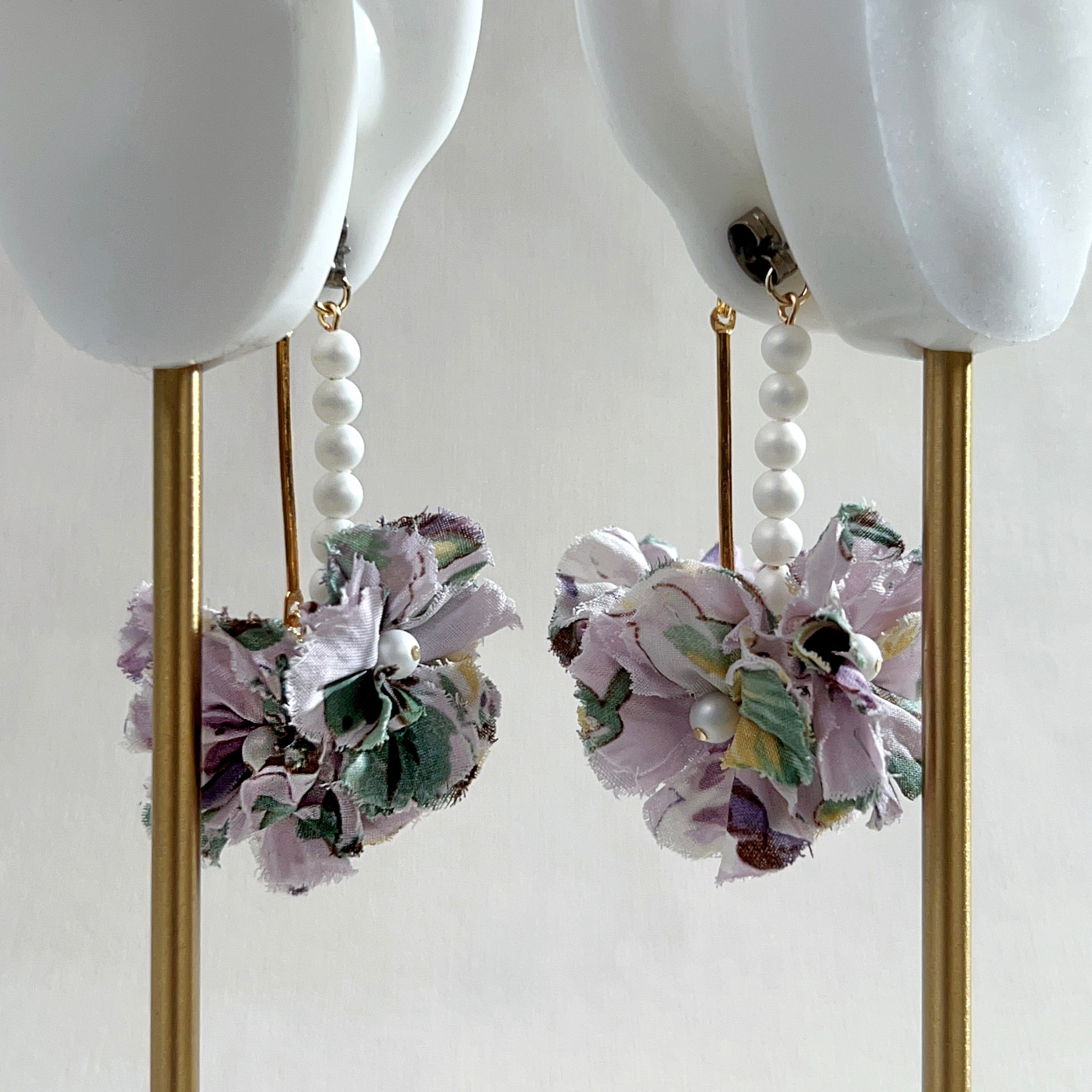 [Japanese craftsman｜Japanese handmade ornaments｜fabric flowers｜earrings｜earrings] Metal rod hanging flower ball fabric earrings