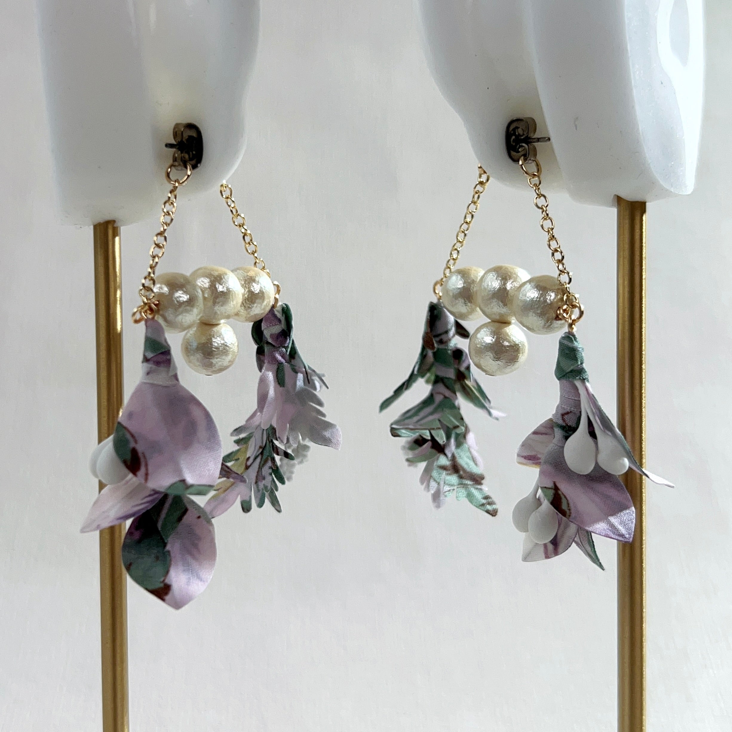 [Japanese craftsman｜Japanese handmade ornaments｜fabric flowers｜earrings｜earrings] Chain hanging pearl leaf fabric earrings