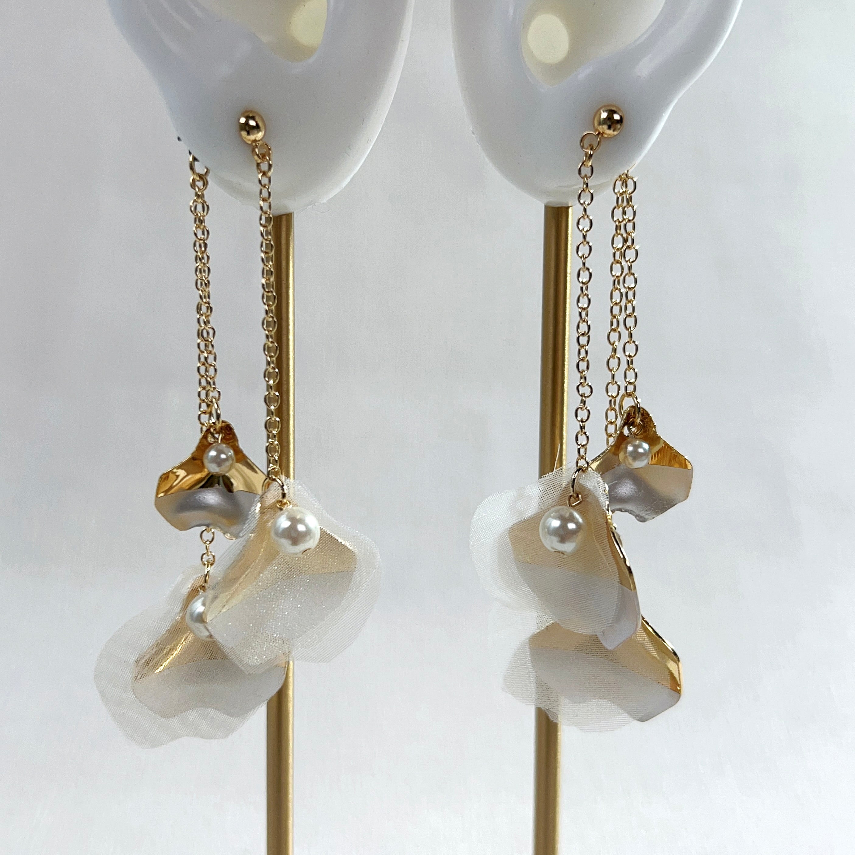 [Japanese craftsman｜Japanese handmade｜bridal accessories｜fabric flowers｜earrings｜earrings] Metal leaf mesh fabric earrings