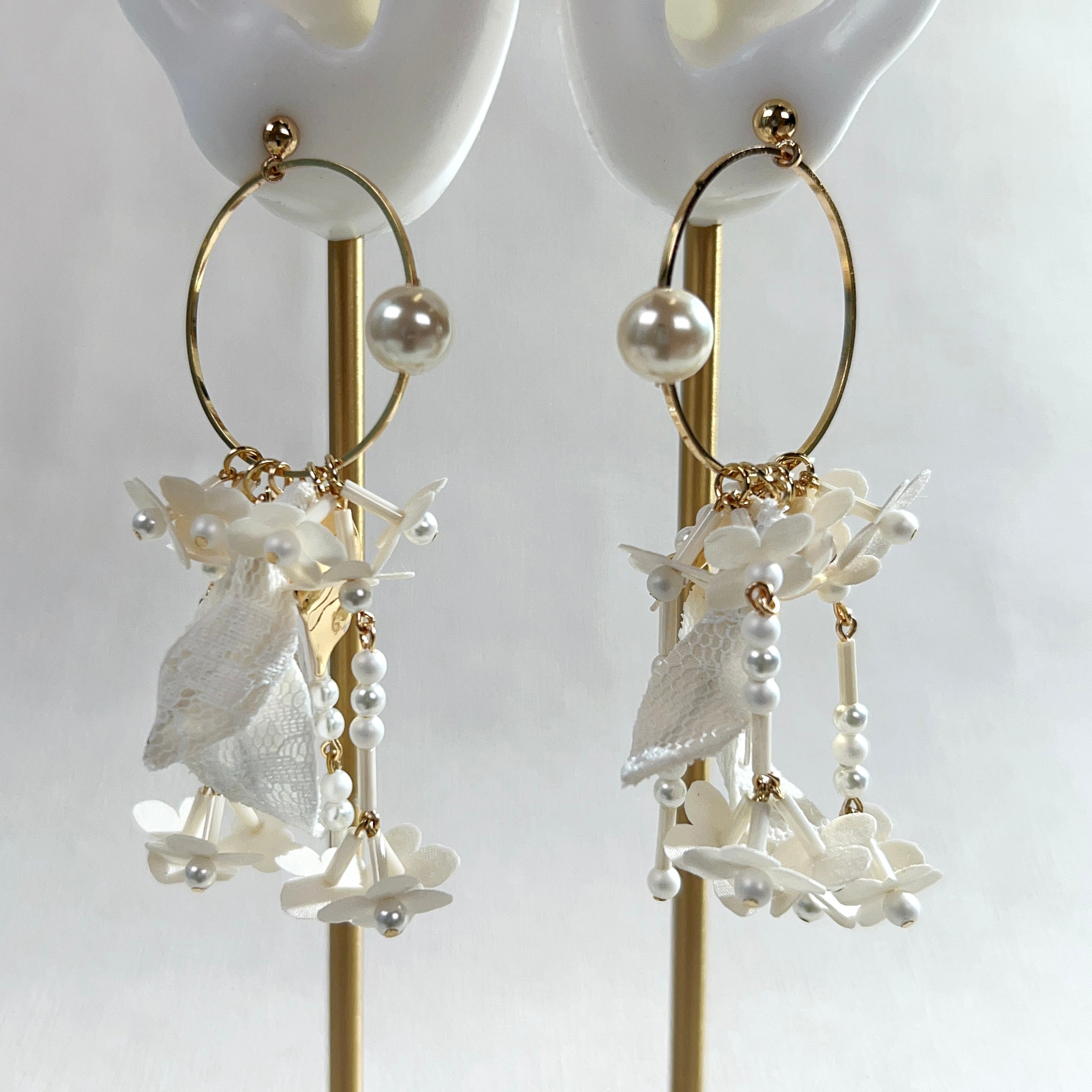 [Japanese craftsman｜Japanese handmade｜bridal accessories｜fabric flowers｜earrings｜earrings] Ring beaded flower lace fabric earrings