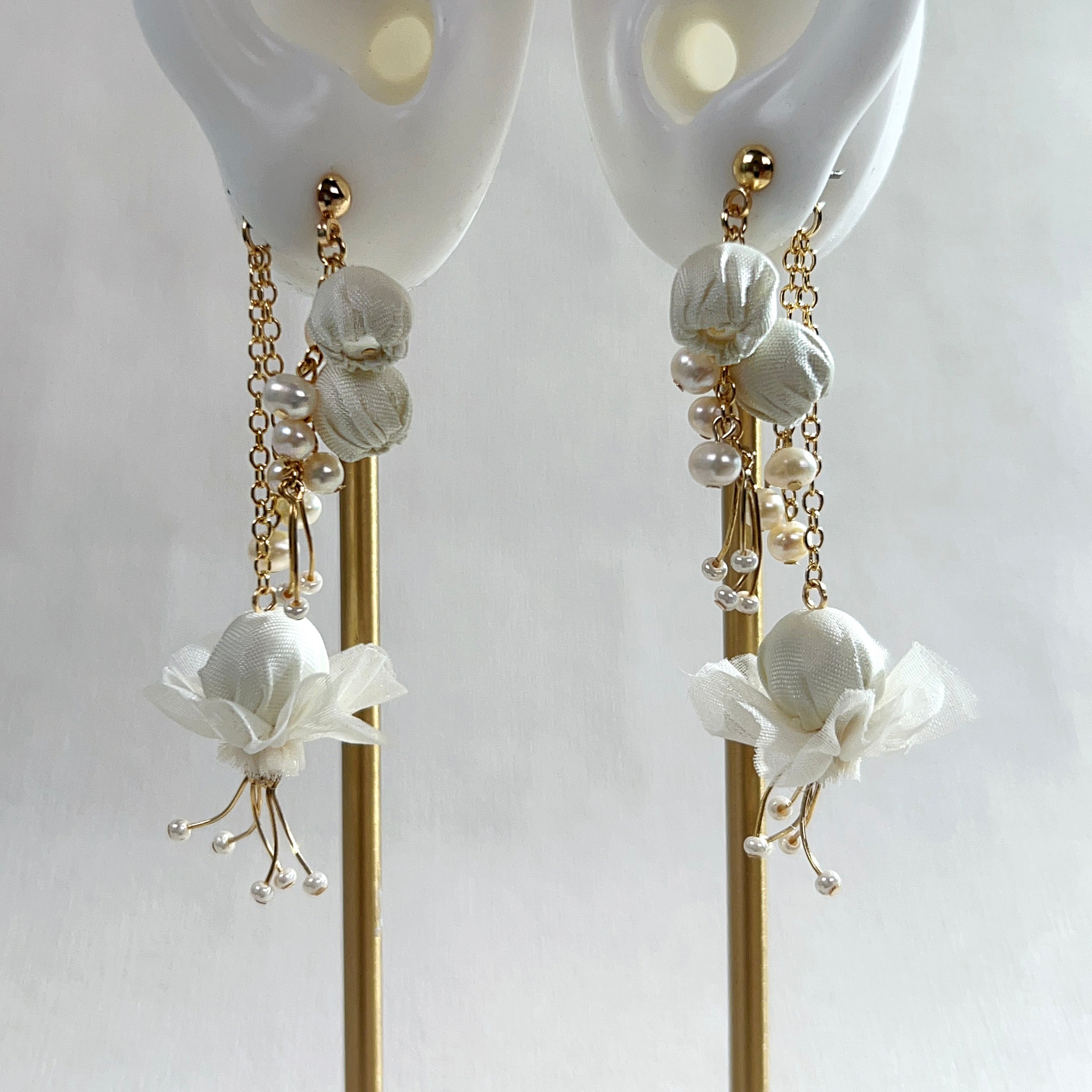 [Japanese craftsman｜Japanese handmade｜bridal accessories｜fabric flowers｜earrings｜earrings] Fabric earrings wrapped in pearl gauze skirt