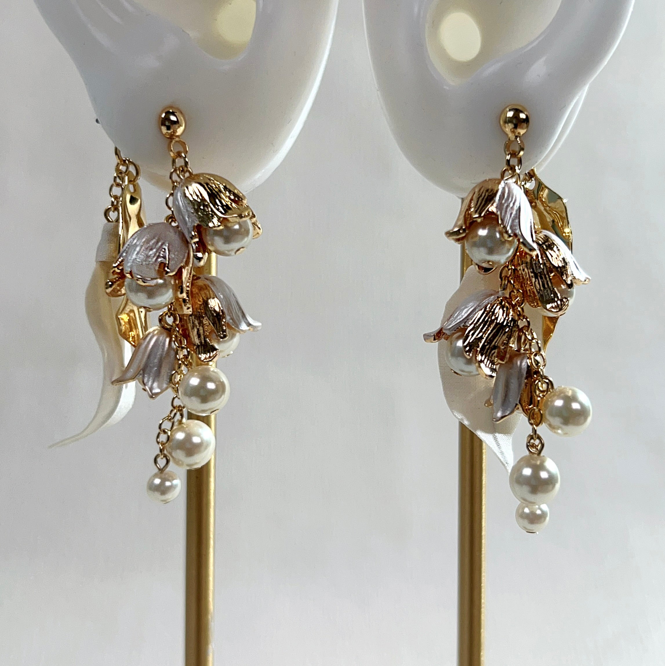 [Japanese craftsman｜Japanese handmade｜bridal accessories｜fabric flowers｜earrings｜earrings] Metal bell flower pearl fabric earrings