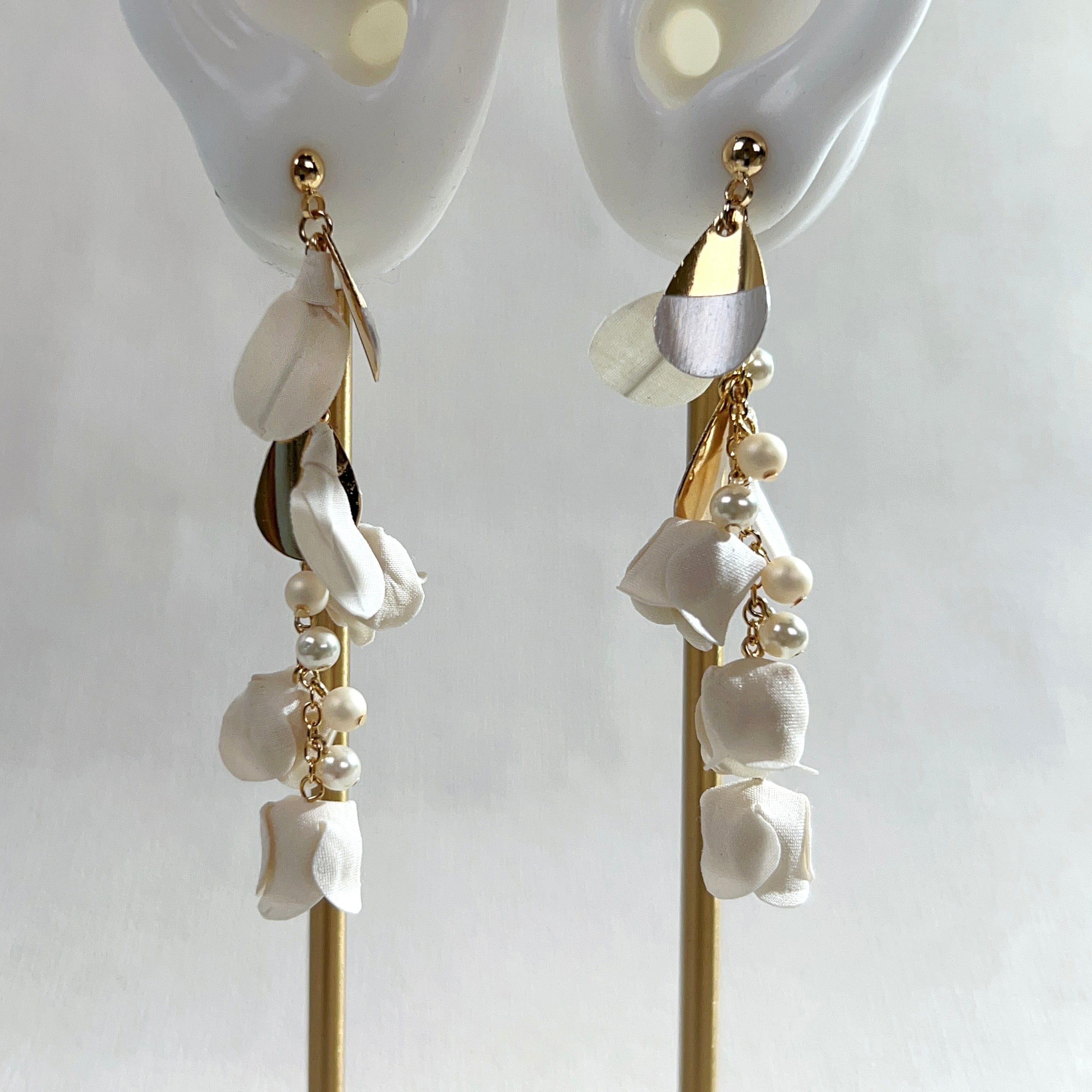 [Japanese craftsman｜Japanese handmade｜bridal accessories｜fabric flowers｜earrings｜earrings] Bell flower leaf pearl fabric earrings