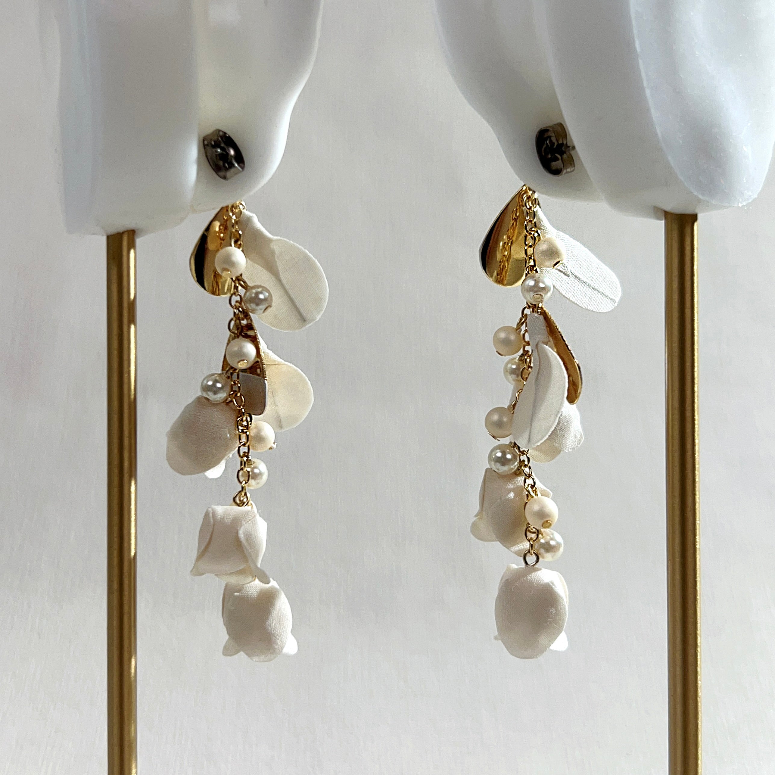 [Japanese craftsman｜Japanese handmade｜bridal accessories｜fabric flowers｜earrings｜earrings] Bell flower leaf pearl fabric earrings