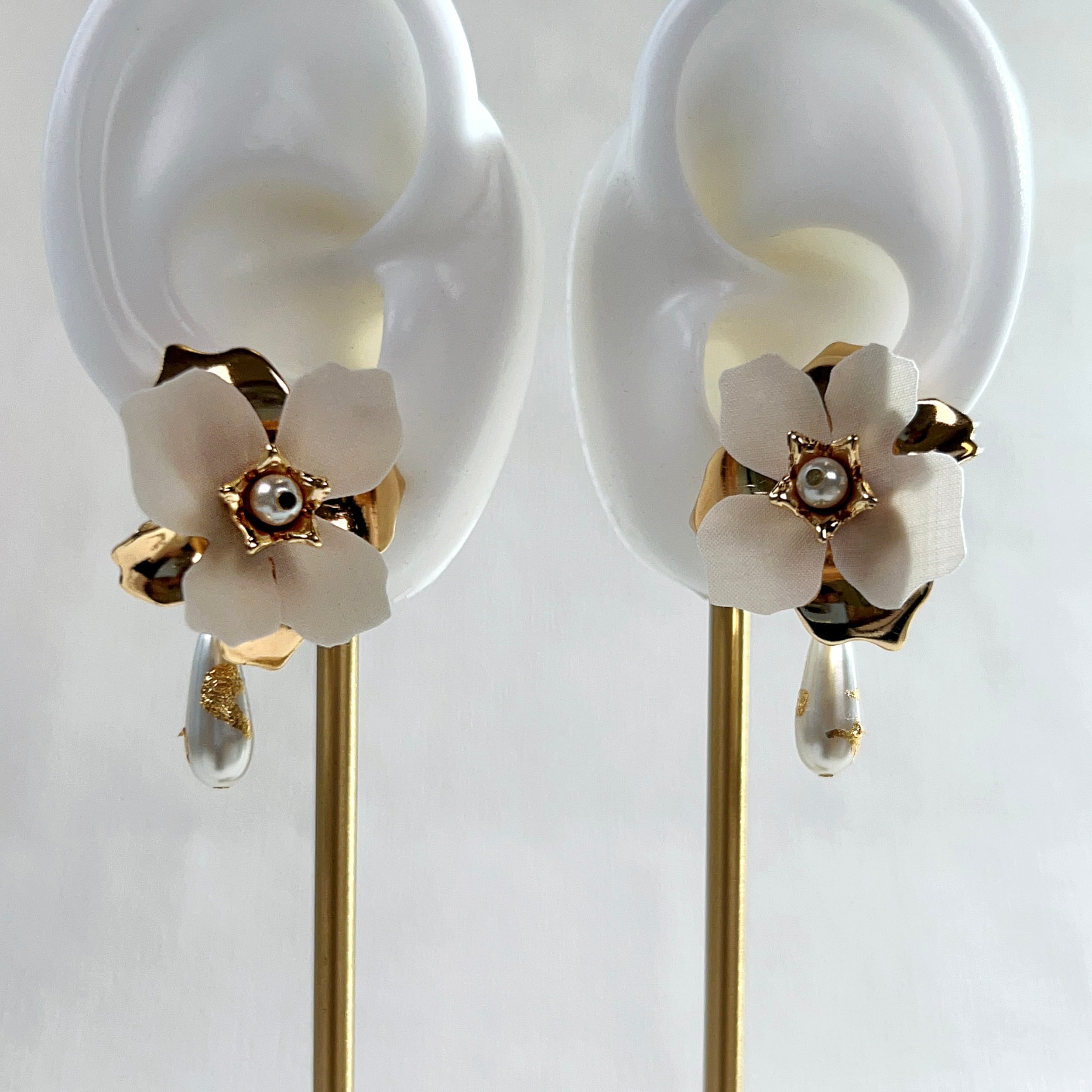 [Japanese craftsmen｜Japanese handmade｜bridal accessories｜fabric flowers｜earrings｜earrings] Three-dimensional flower core water drop pearl fabric earrings