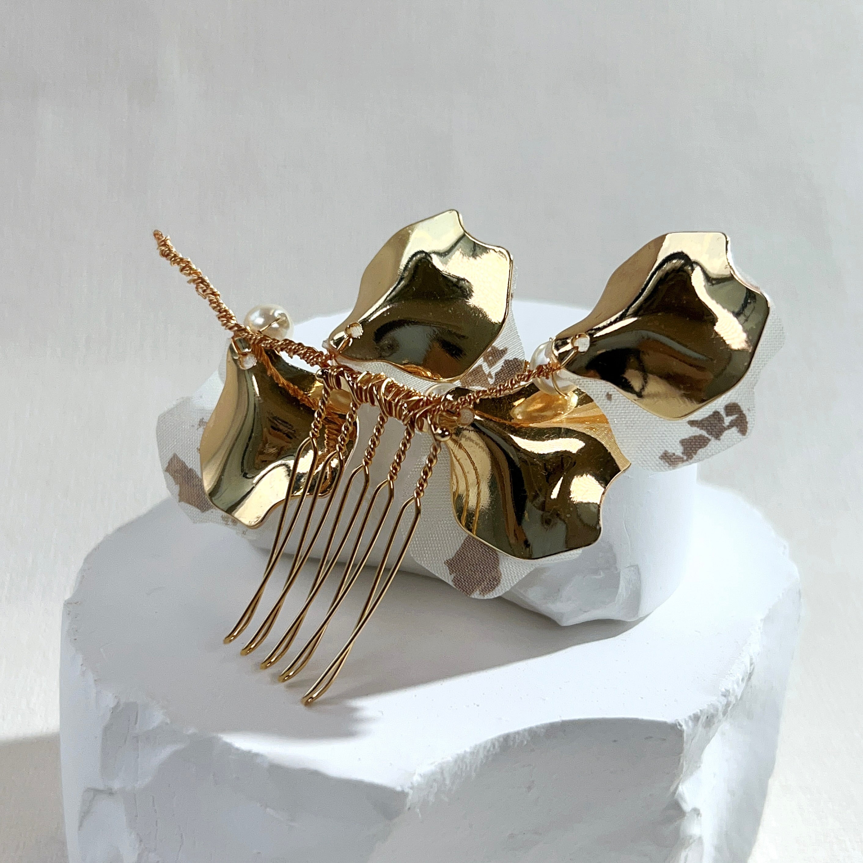 [Japanese craftsman｜Japanese handmade｜bridal accessories｜fabric flowers｜headwear/hair accessories｜hair comb] Gold foil flower wrapped fabric hair comb